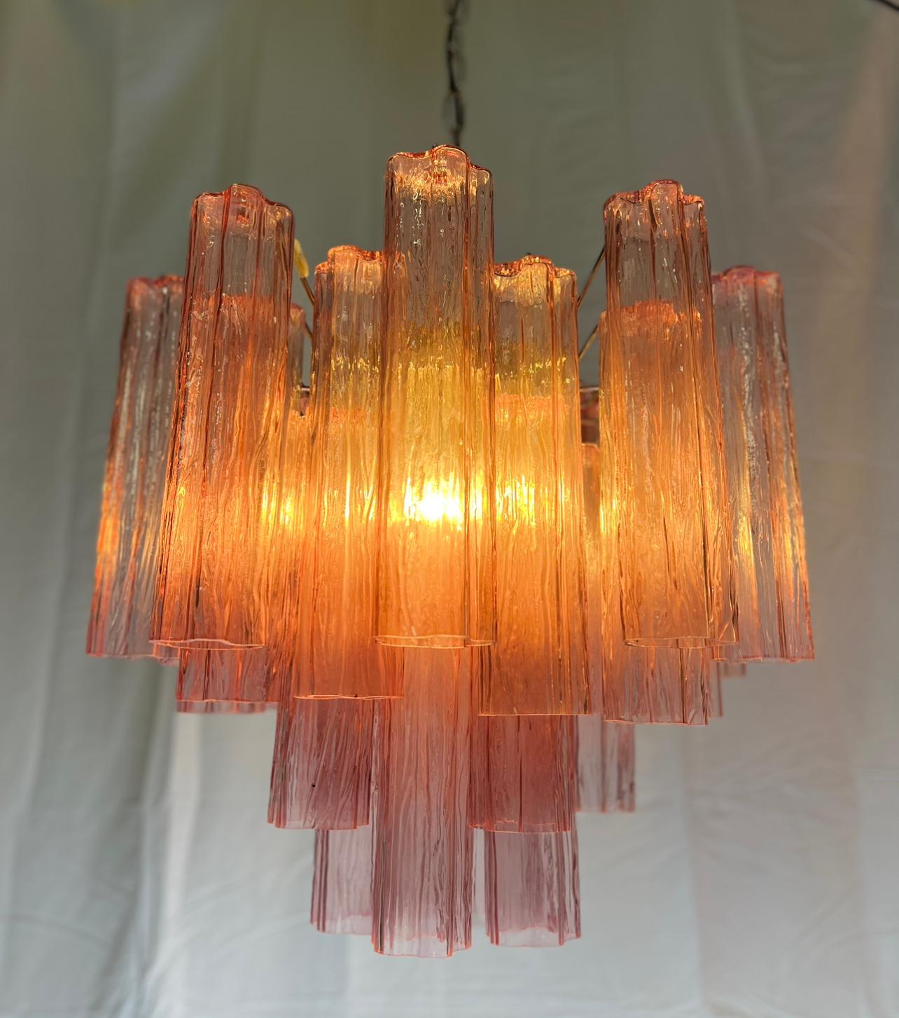 Trio di lampadari a tubo in vetro rosa, Murano, anni '70 in vendita 4
