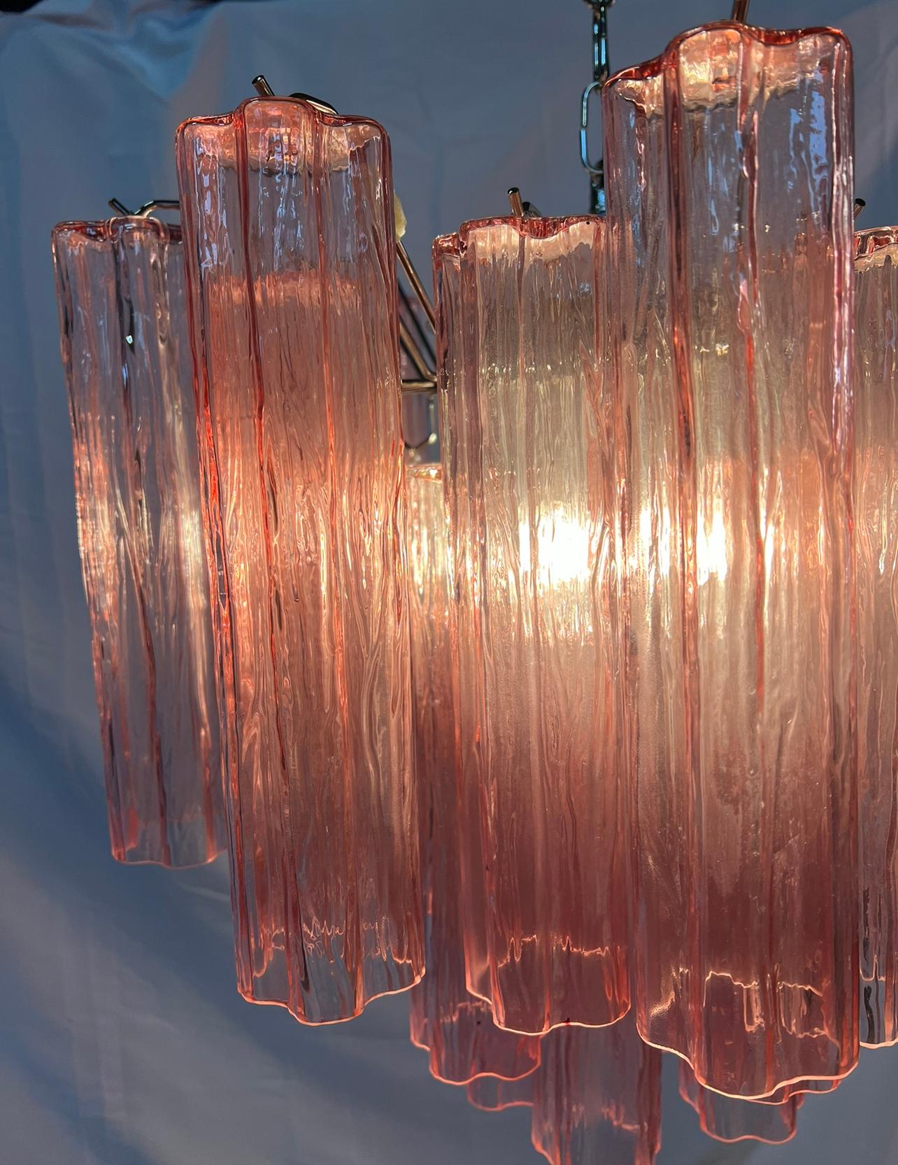 Trio di lampadari a tubo in vetro rosa, Murano, anni '70 in vendita 7