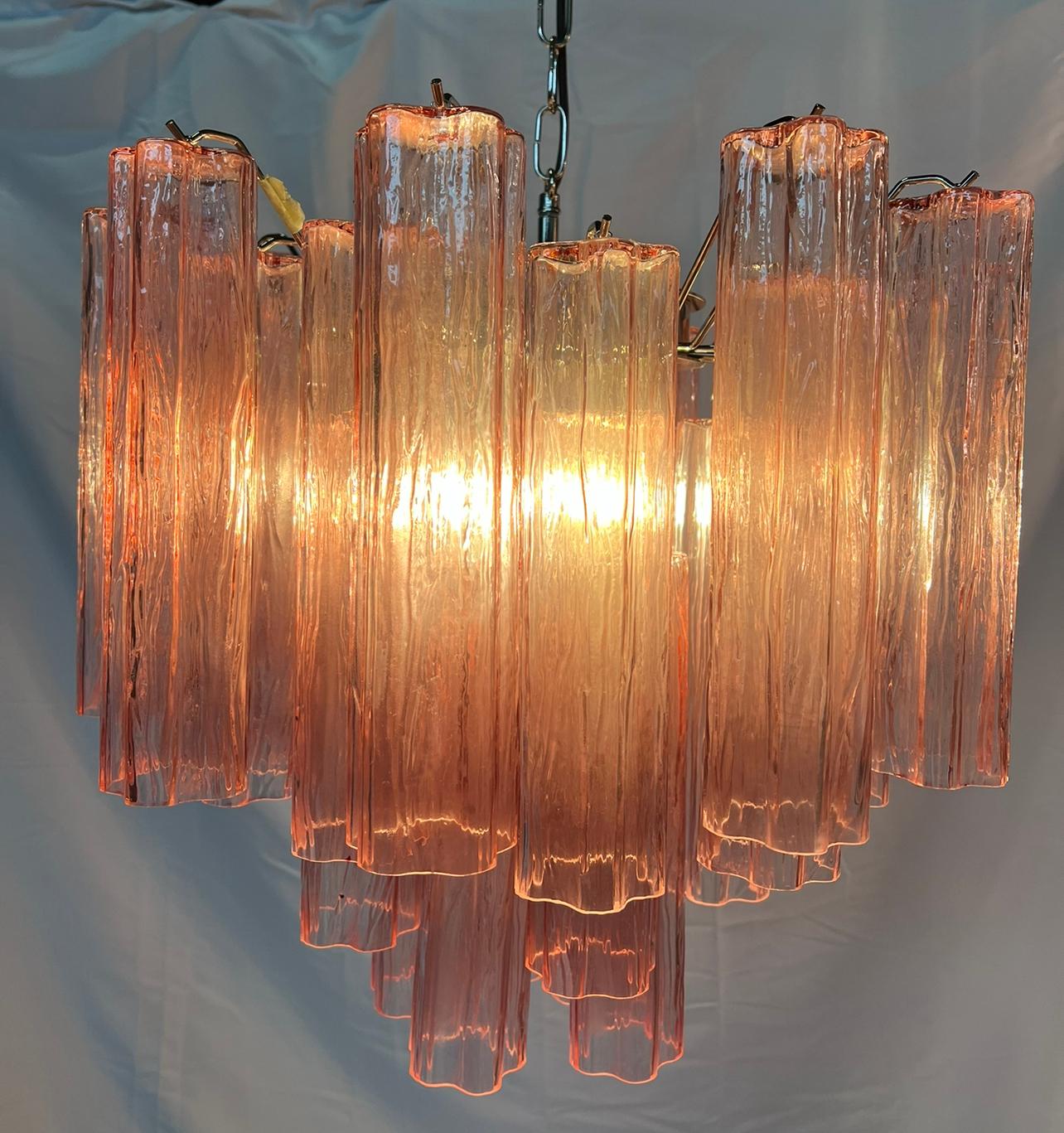 Trio di lampadari a tubo in vetro rosa, Murano, anni '70 in vendita 9