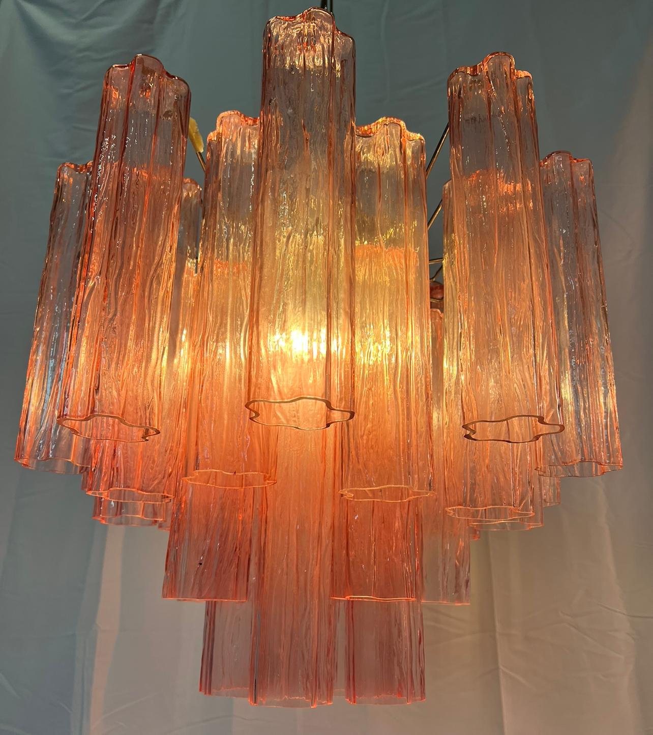 Trio di lampadari a tubo in vetro rosa, Murano, anni '70 in vendita 2