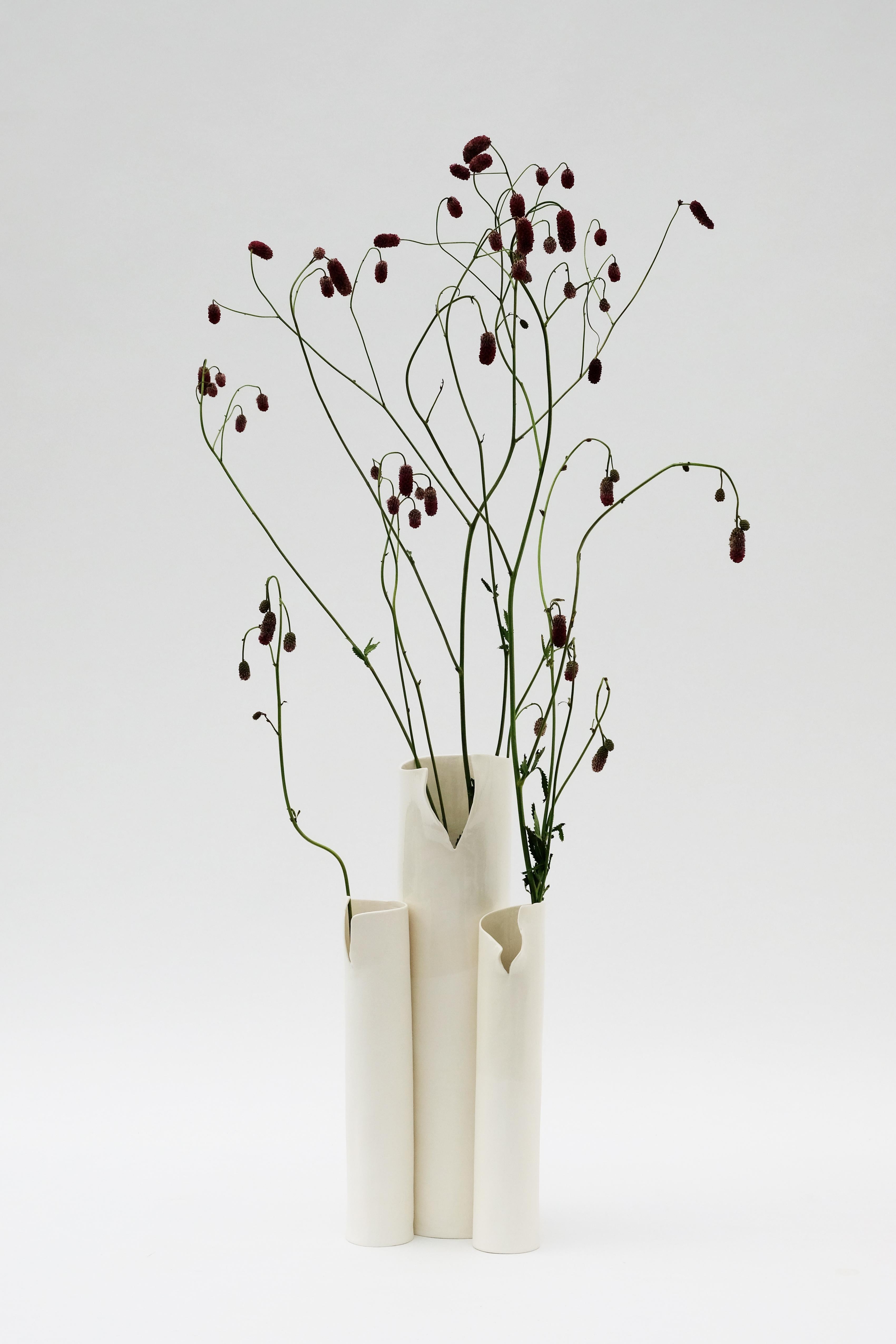reine weiße Trio-Vase von Biancodichina
Einzigartiges Stück.
Abmessungen: T 16 x B 25 x H 37 cm. 
MATERIALIEN: Limoges-Porzellan. Innen glasiert und glänzend, außen Biskuit und Seidenglanz.

Diese Vasen werden vollständig von Hand in einer