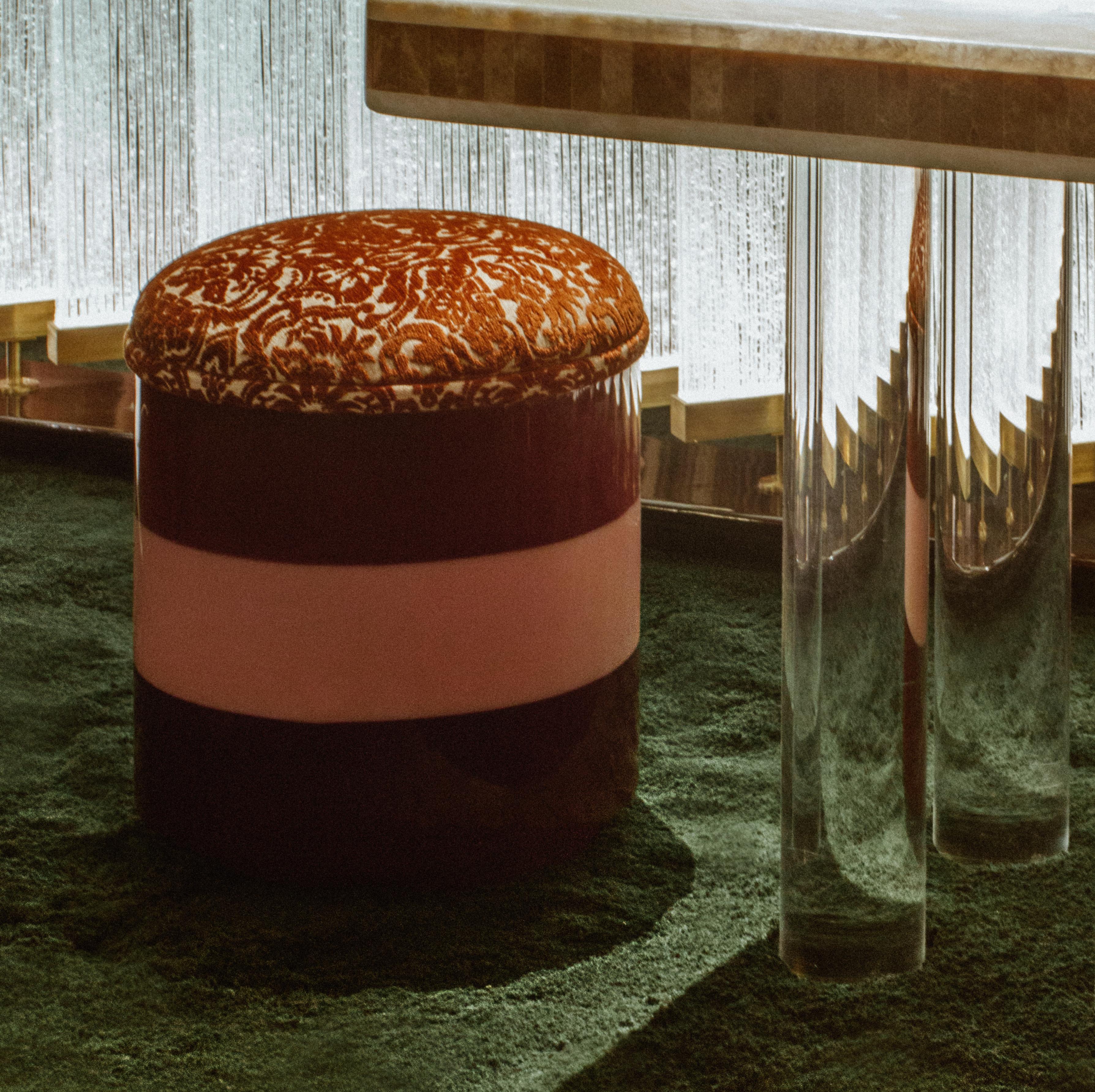 Pouf cylindrique et pivotant conçu par Laura Gonzalez avec un revêtement tricolore. Assise garnie d'ambre de Damas par la Maison Maison française Pierre Frey. Tout est fabriqué en France.