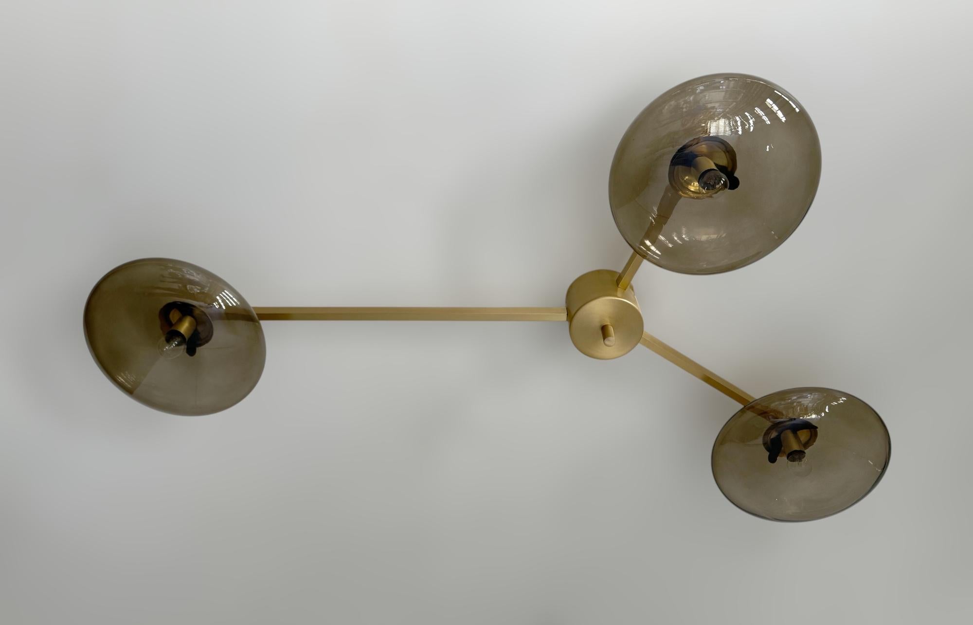 Empotrable italiano de mediados de siglo con 3 tulipas de cristal de Murano ahumado montadas sobre marco de latón macizo en acabado latón satinado / Made in Italy
3 luces / tipo E12 o E14 / máx. 40W cada una
Medidas: Largo: 53,5 pulgadas / Ancho: