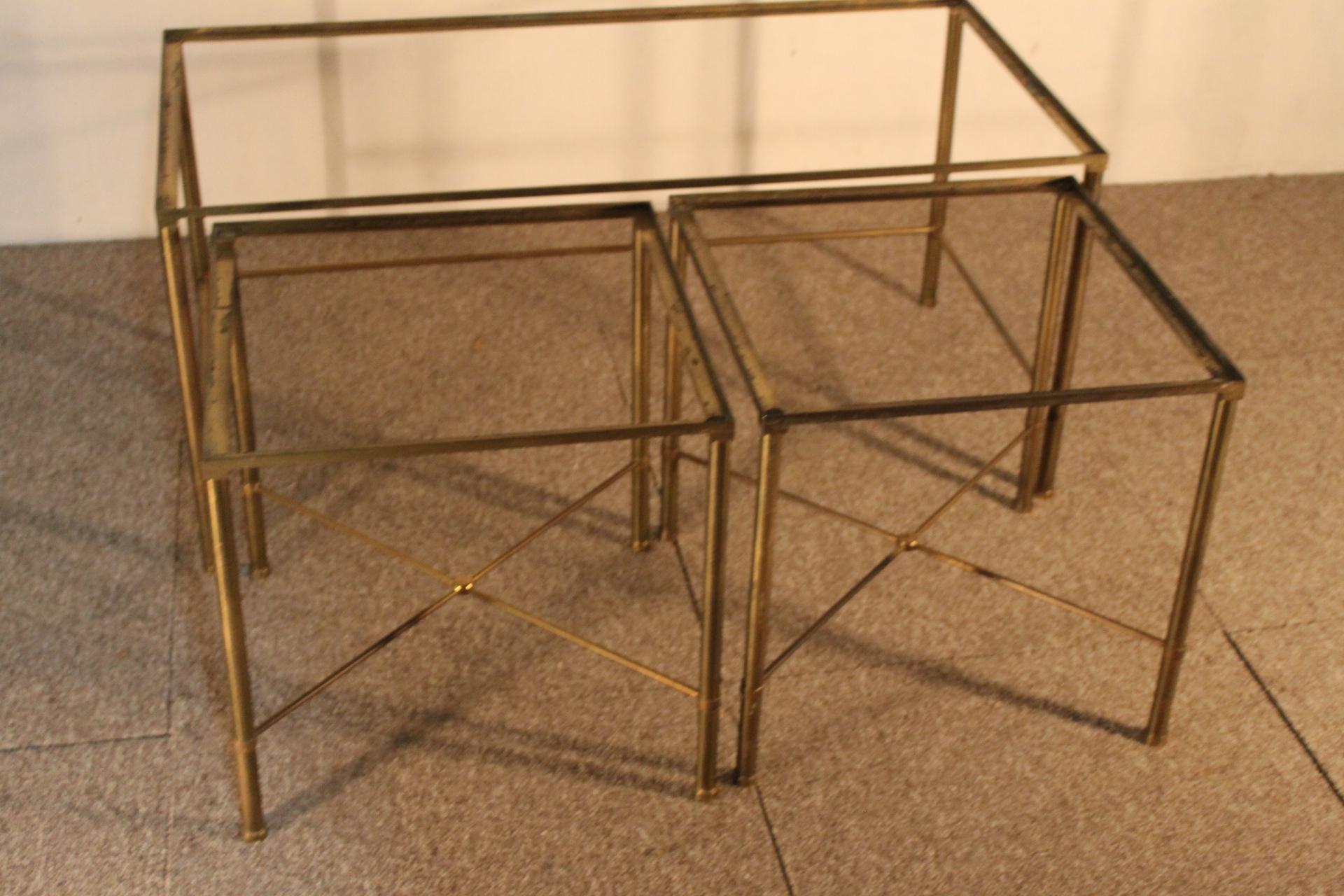 Series of three built-in tables, brass structure with glass top, silver edges.
Pair of small tables with braced legs, (40/40X38.5 cm)
Italian work from the 1970s.