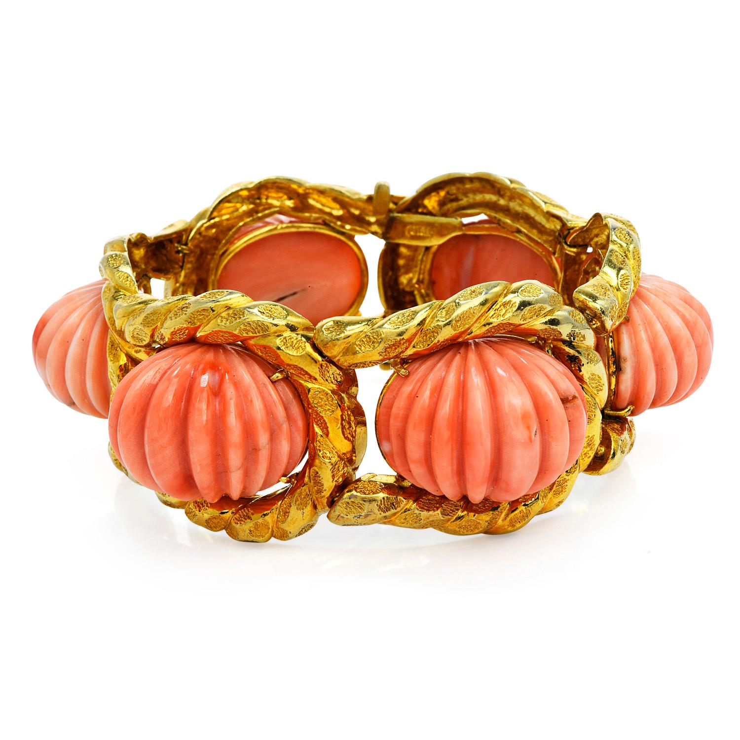Aus dem Meer kommende Schönheit in einem markanten breiten Gliederarmband.

exquisite strukturierte Design, auf dieser Vintage 1970's rosa geschnitzt Korallen & Stück in massivem 18K Gelbgold gefertigt.
In der Mitte befinden sich 6 echte