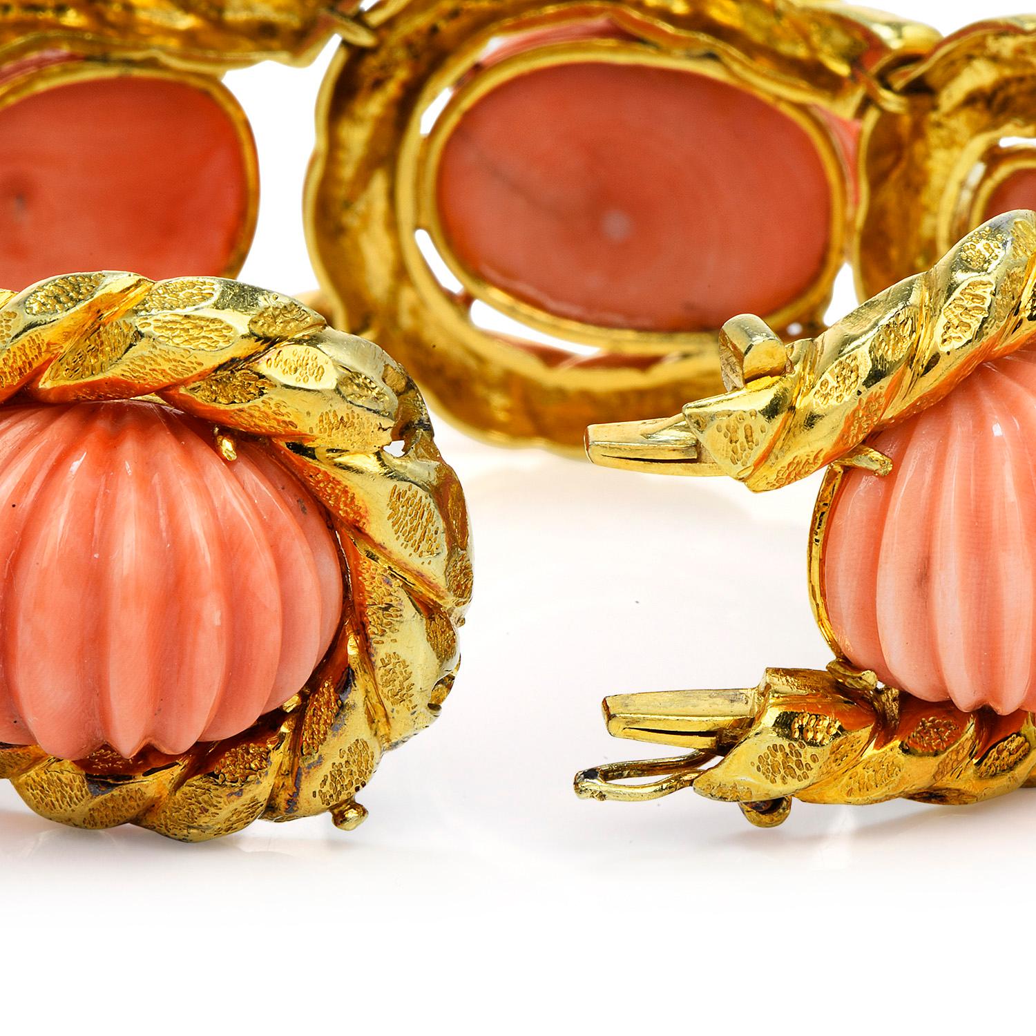 Retro Trio Vinatge Carved Pink Coral 18K Yellow Gold Shell Large Link Bracelet For Sale
