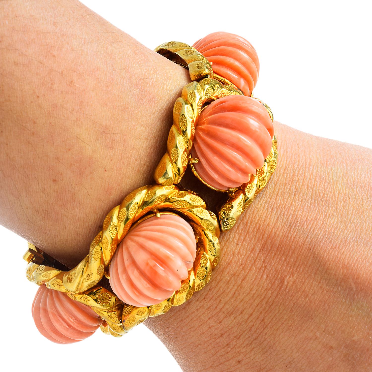 Trio Vinatge Carved Pink Coral 18K Yellow Gold Shell Large Link Bracelet In Excellent Condition For Sale In Miami, FL