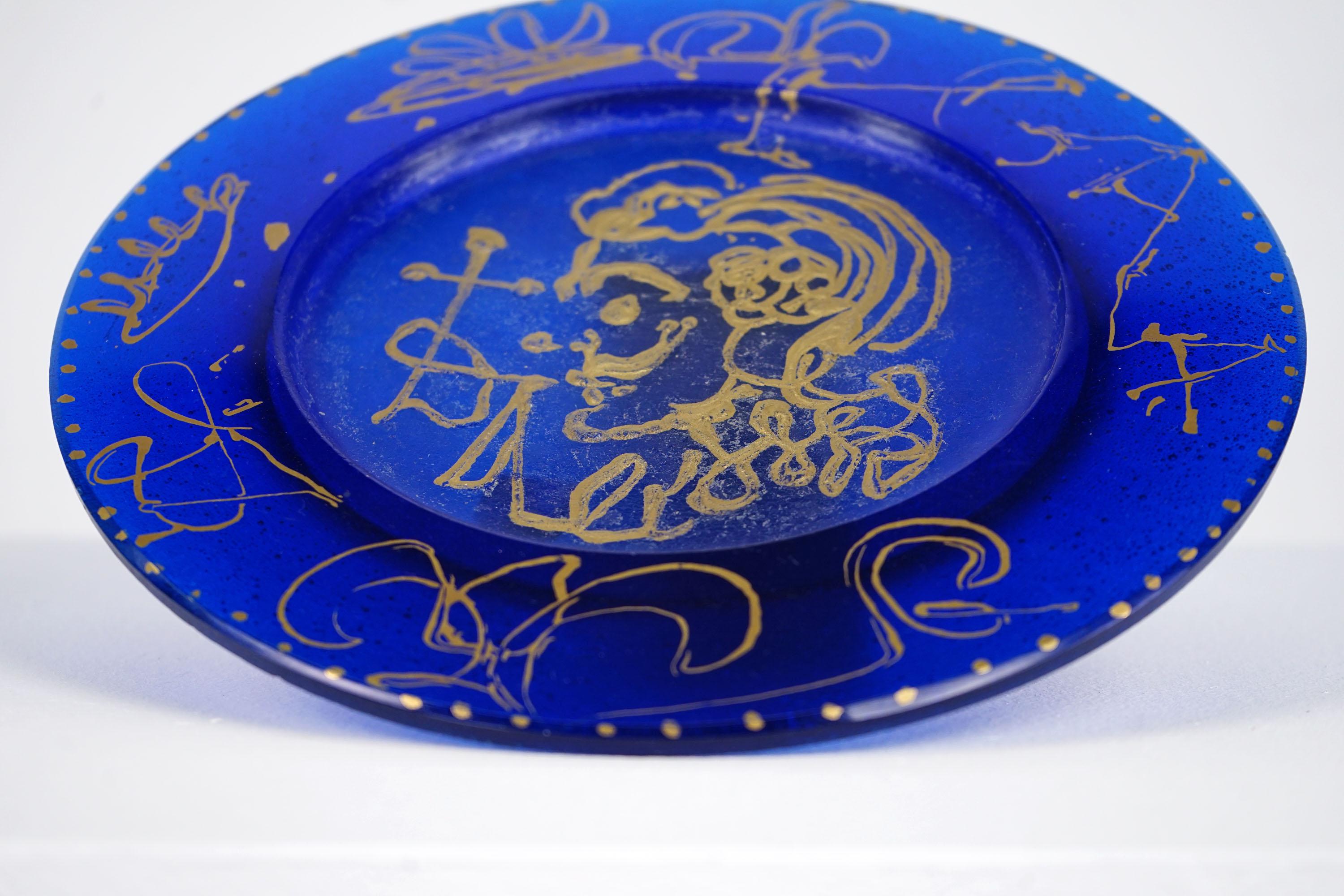 Triomphale plate of molten glass by Salvador Dalí. The Daum plate in blue and gold comes from France of the 1970s. The limited edition bears the number 891/200. The piece consists of Pate-de-Verre Glass with structure. It is in excellent condition.