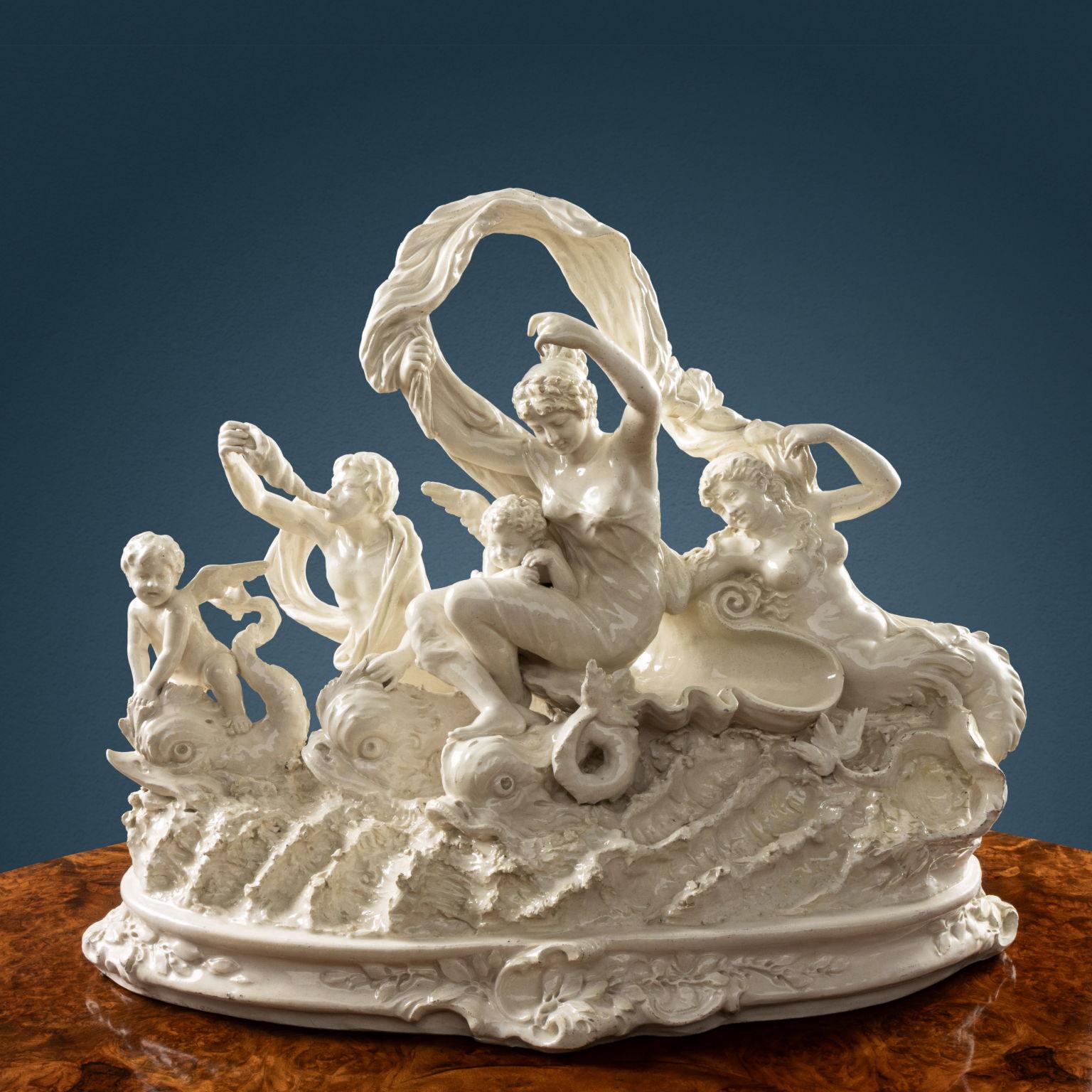 Ceramica bianca invetriata raffigurante il Trionfo di Galatea. La ninfa è raffigurata su un carro a foggia di conchiglia, trainato da tre delfini dalle fattezze di mostri marini; un panneggio le cinge il corpo, mentre con le mani sollevate trattiene