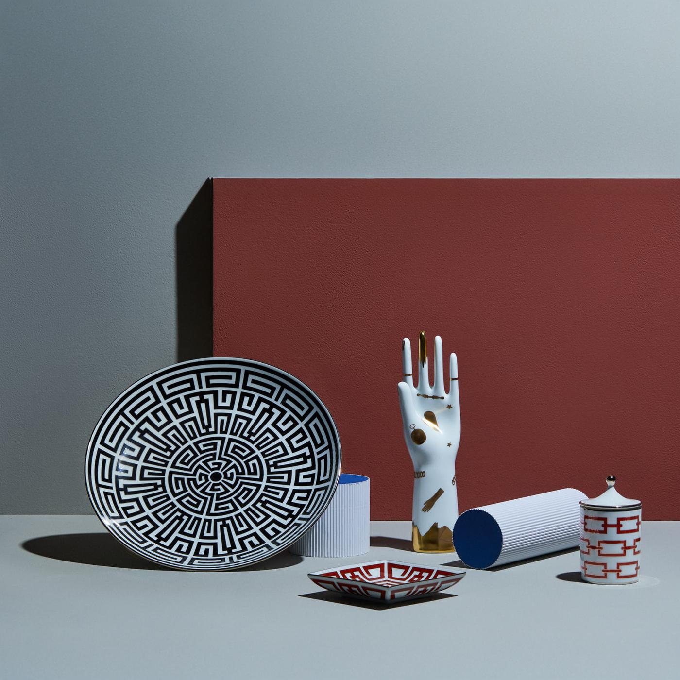 Creada por la brillante mente de Gio Ponti, esta impresionante mano decorativa está hecha de porcelana esmaltada adornada con eclécticos adornos en oro. El diseño combina armoniosamente un fondo blanco con el cálido resplandor del oro para conseguir