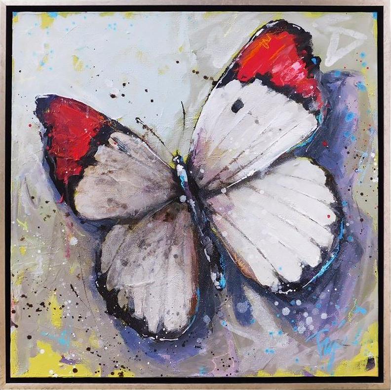 Cette peinture, "Another Fly", est une peinture à l'huile sur toile 24x24 de l'artiste Trip Park. Le tableau représente un grand papillon blanc et rouge aux ailes complètement déployées sur un fond de tons neutres et de sous-peinture jaune. Le style