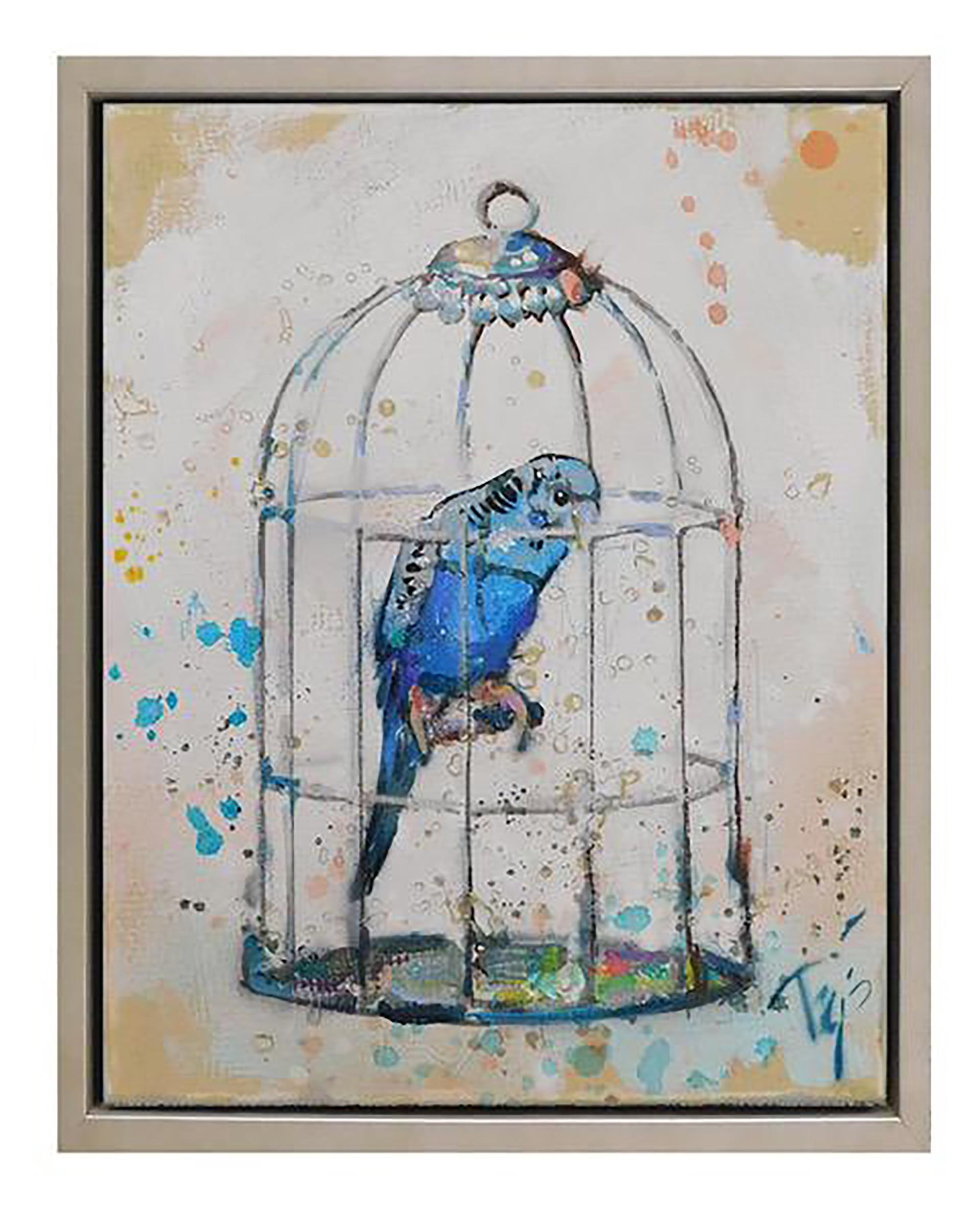 Cette peinture, « Blue Birdie », est une peinture à l'huile sur toile de 14 x 11 cm de l'artiste Trip Park. Le tableau présente un oiseau exotique bleu coloré à l'intérieur d'une cage. Des accents de feuilles d'or et des couches de peinture