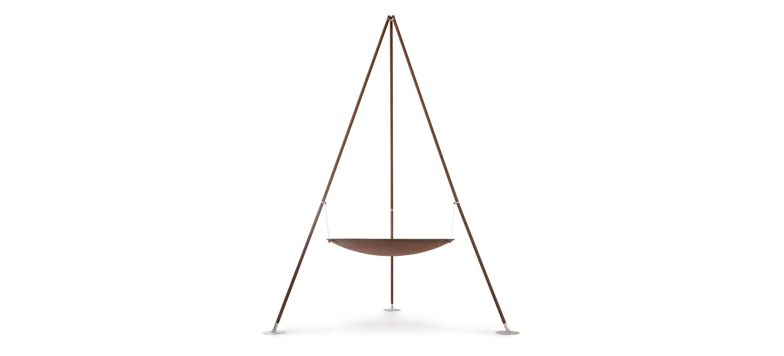 Foyer Tripee par AK47 Design.

Foyer en acier de Ø1200 mm.
Tripee est un foyer extérieur chauffé au bois dans lequel le tipi indien classique stéréotypé en tant qu'élément social est combiné à la magie du feu.
Les deux éléments se fondent en un