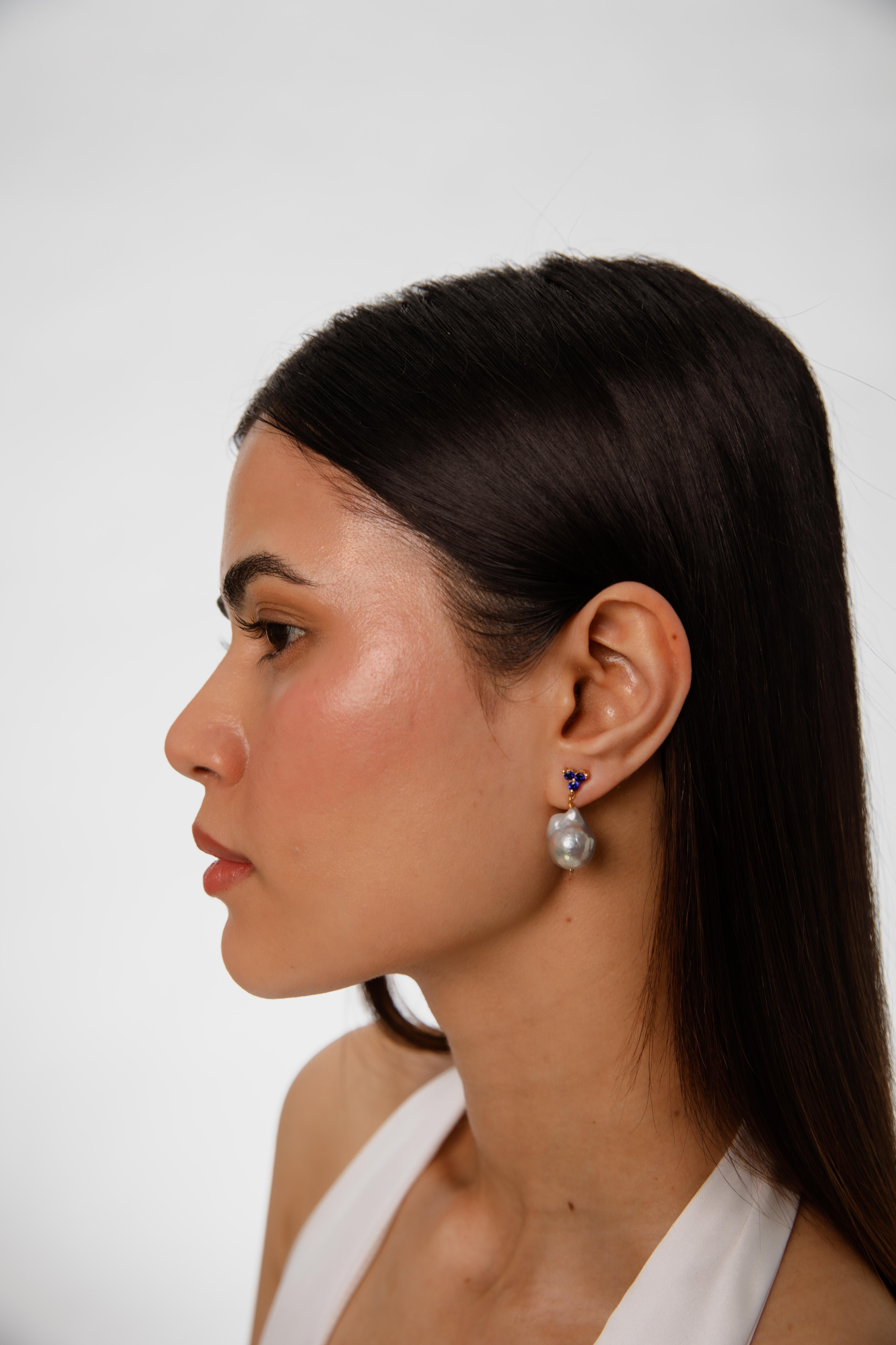 Triple  3mm round Ceylon Sapphire cluster earring with Grey Baroque Pearl Drop For Sale 2