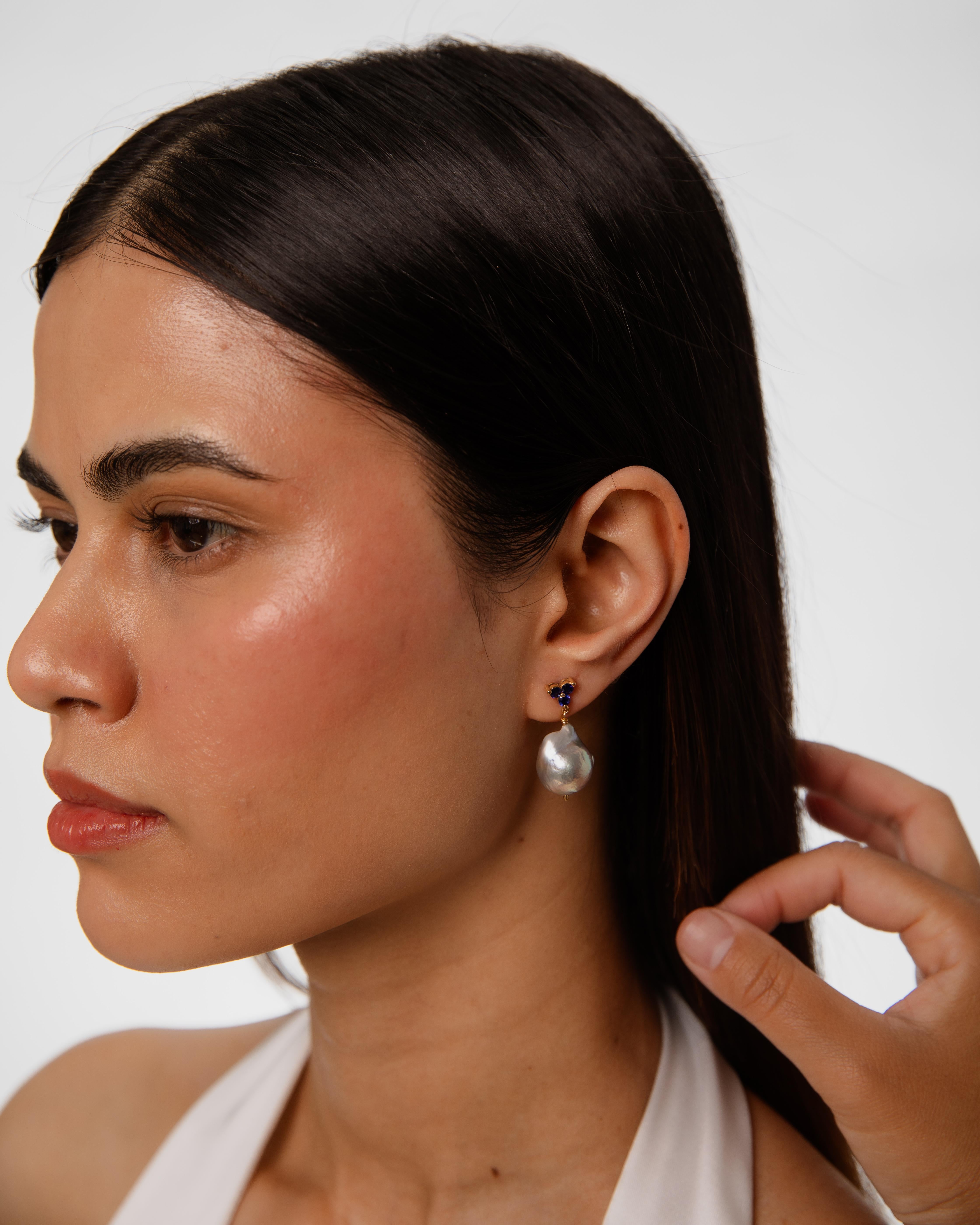 Triple  3mm round Ceylon Sapphire cluster earring with Grey Baroque Pearl Drop For Sale 3