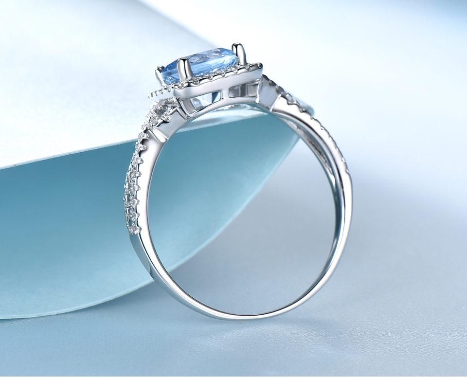 Triple AAA Cut Round Aquamarine Blue Cubic Zirconia Sterling Silver Ring In New Condition For Sale In New York, NY