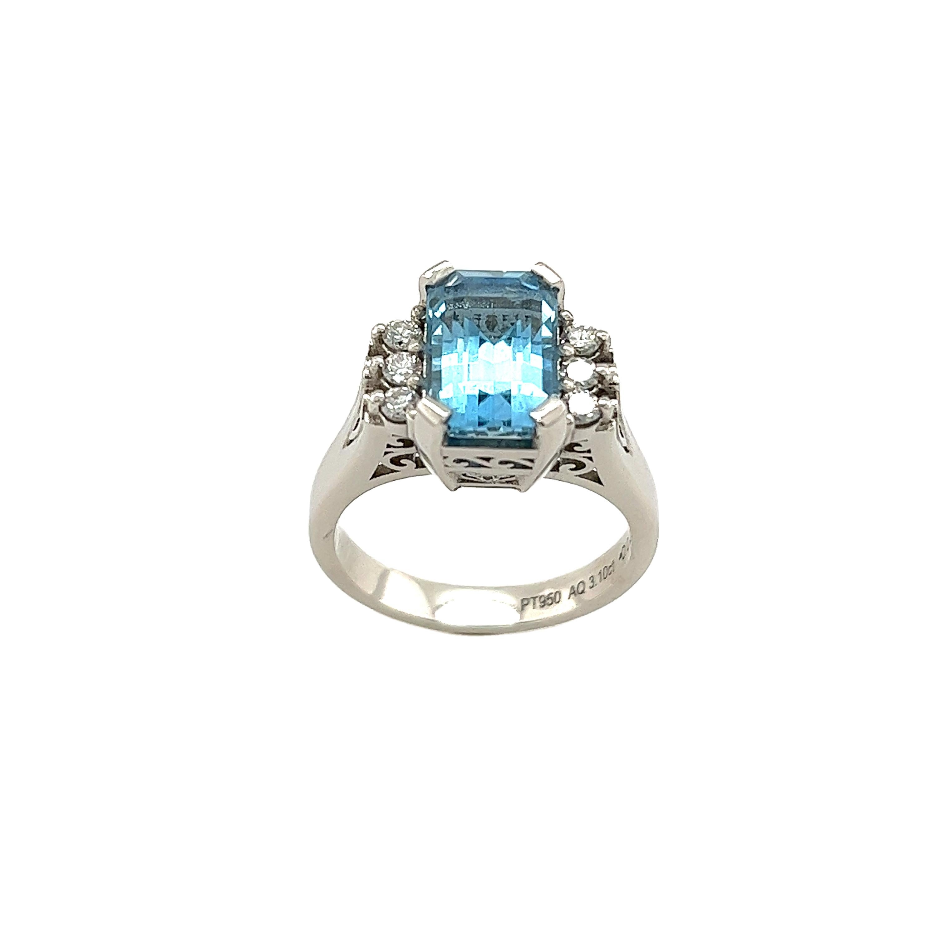 Bague triple aigue-marine taille émeraude AAA de 3,10 carats avec 3 diamants sur les côtés en platine en vente 2