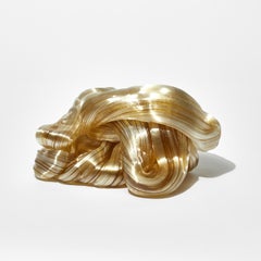 Triple Amber, une sculpture abstraite en verre pilé de masse de Maria Bang Espersen