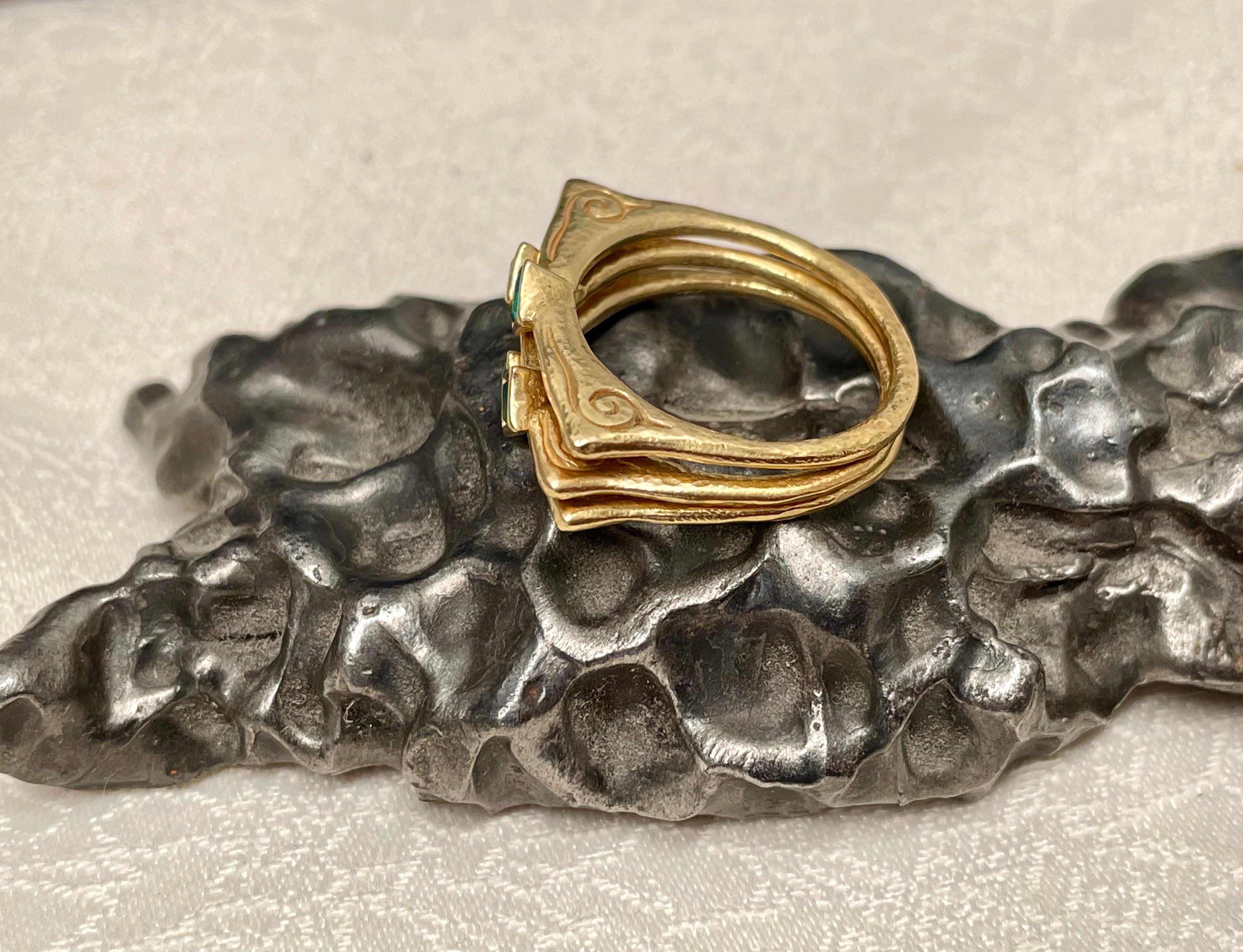 Im Angebot: Dreifacher Band kolumbianischer Smaragd 18k Gold Ring () 7