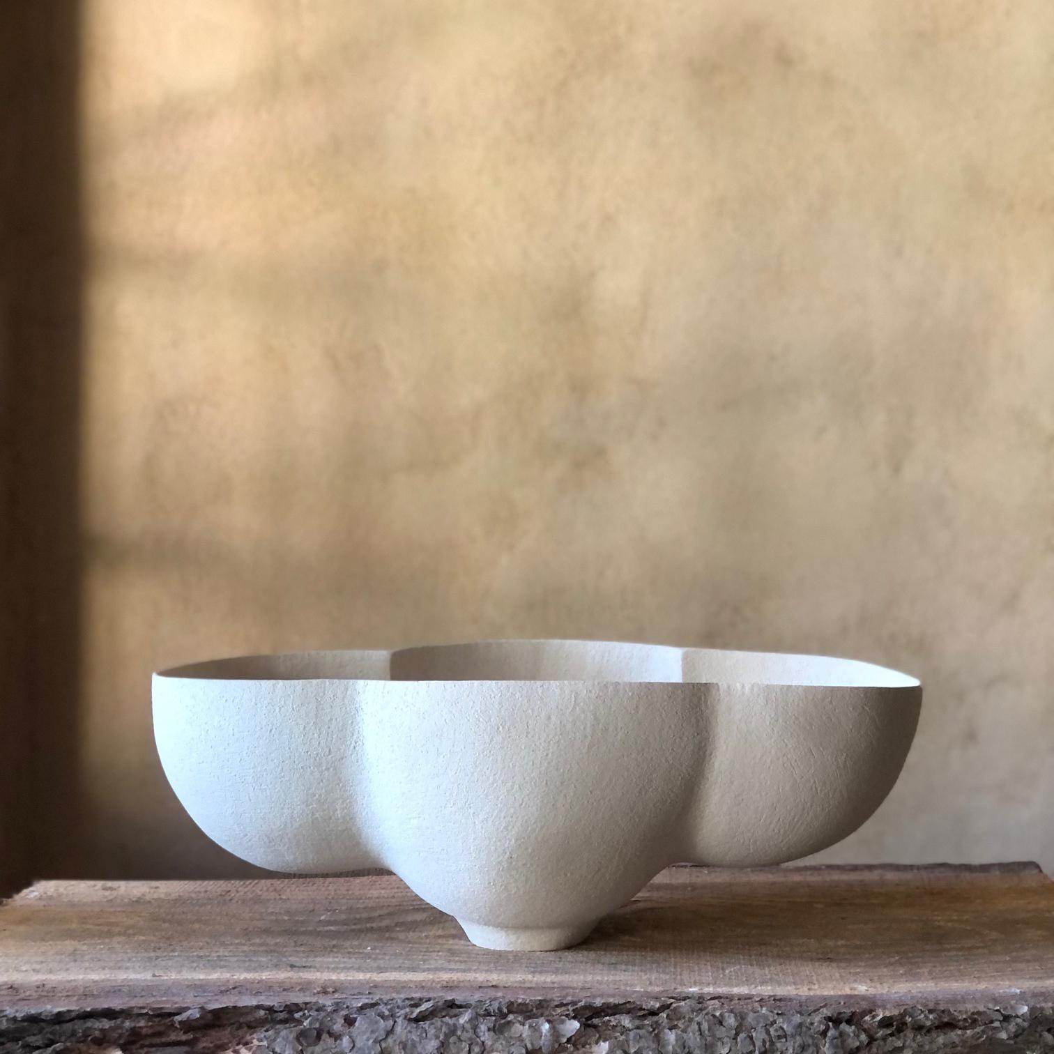 Triple Bowl de Sophie Vaidie
Unique en son genre.
Dimensions : D 27 x L 46 x H 17 cm. 
Matériaux : Grès beige brutal avec chamotte fine.

Au début, il y avait un besoin de faire, avec les mains, le toucher, les sens. Puis est venue l'envie de créer