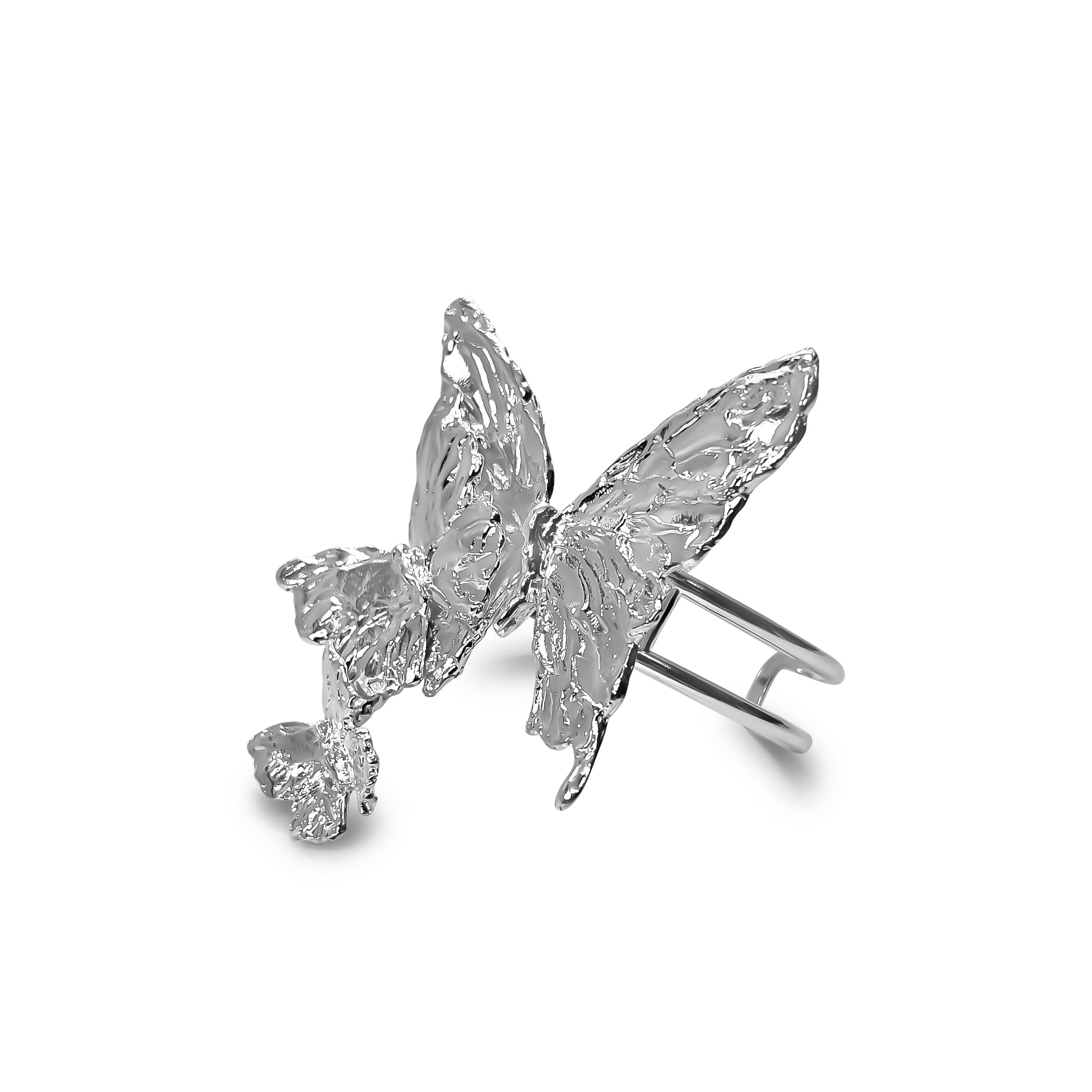 Intention : Se parer 

Design/One : Trois papillons ornementaux se rencontrent pour former un chemin parfait au-dessus du poignet.

Suggestions de style : Qu'y a-t-il de mieux que d'avoir un bras droit à ses côtés ? Ces trois-là vous tiendront