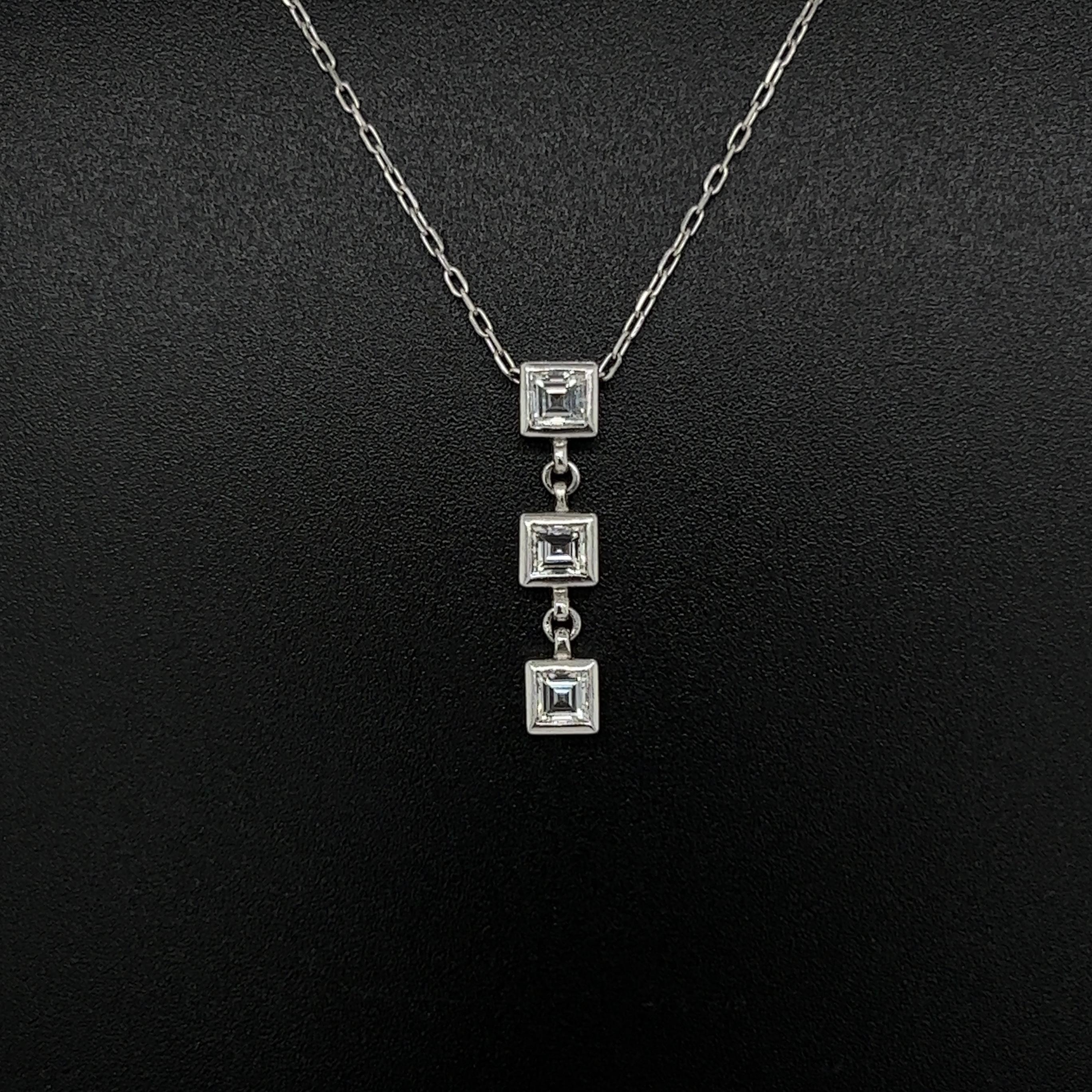 Taille baguette Collier pendentif en platine avec diamant baguette en forme de goutte Triple Carre en vente