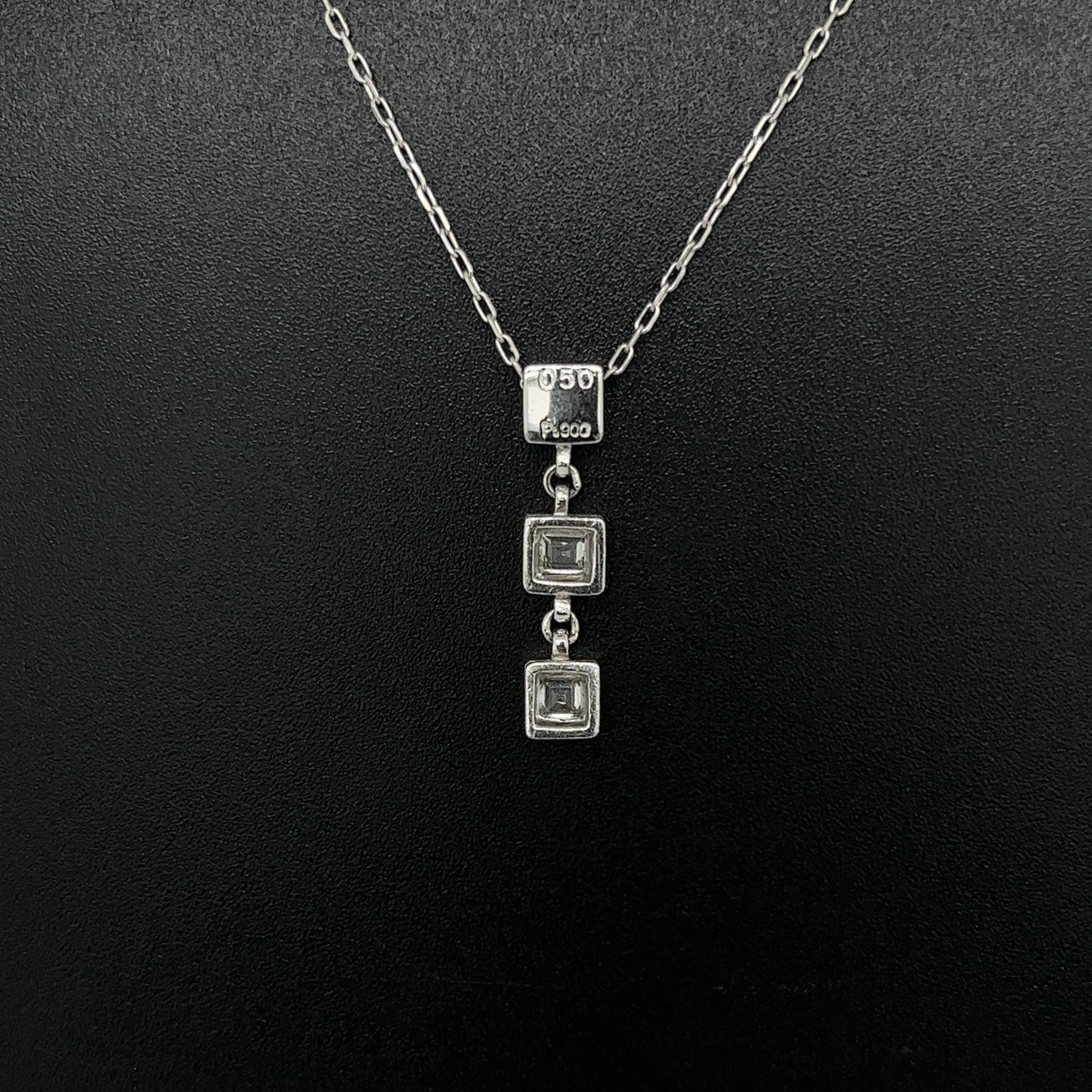 Collier pendentif en platine avec diamant baguette en forme de goutte Triple Carre Excellent état - En vente à Montreal, QC