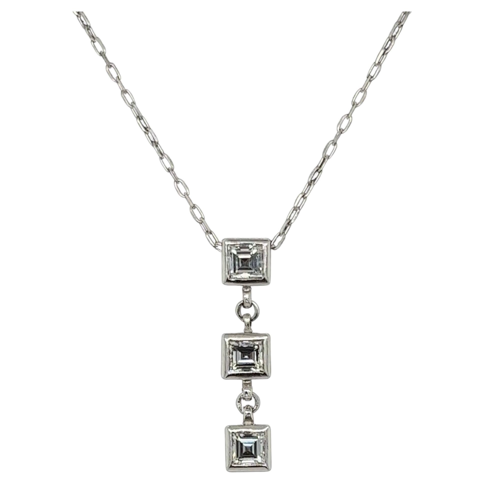 Collier pendentif en platine avec diamant baguette en forme de goutte Triple Carre en vente