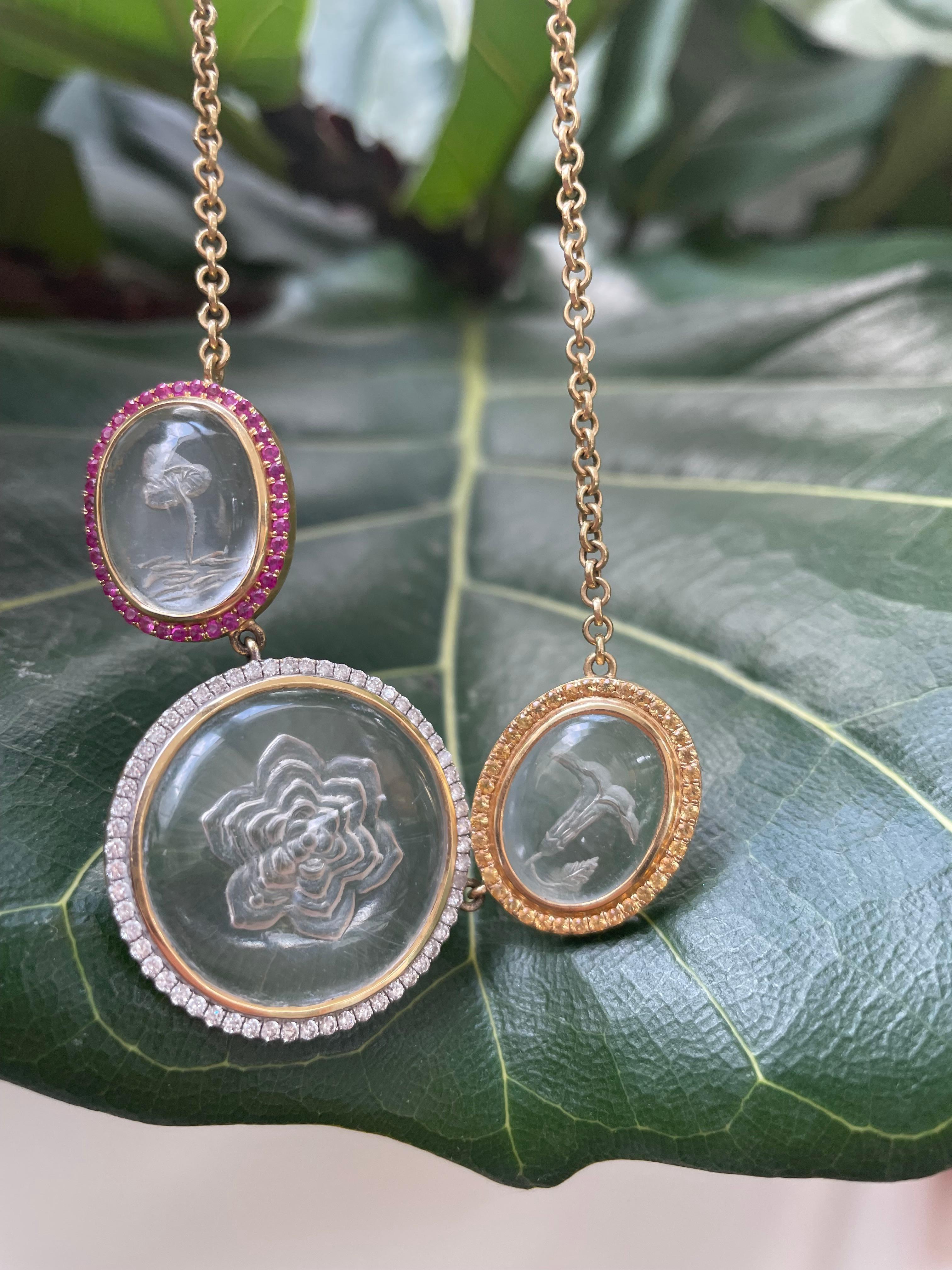 Dalla collezione Medicine Chest di Jade Jagger, questa collana con triplo cristallo intagliato presenta tre ciondoli in cristallo incisi a mano, ognuno dei quali raffigura un potente motivo botanico. Un fungo, circondato da zaffiri rosa, simboleggia