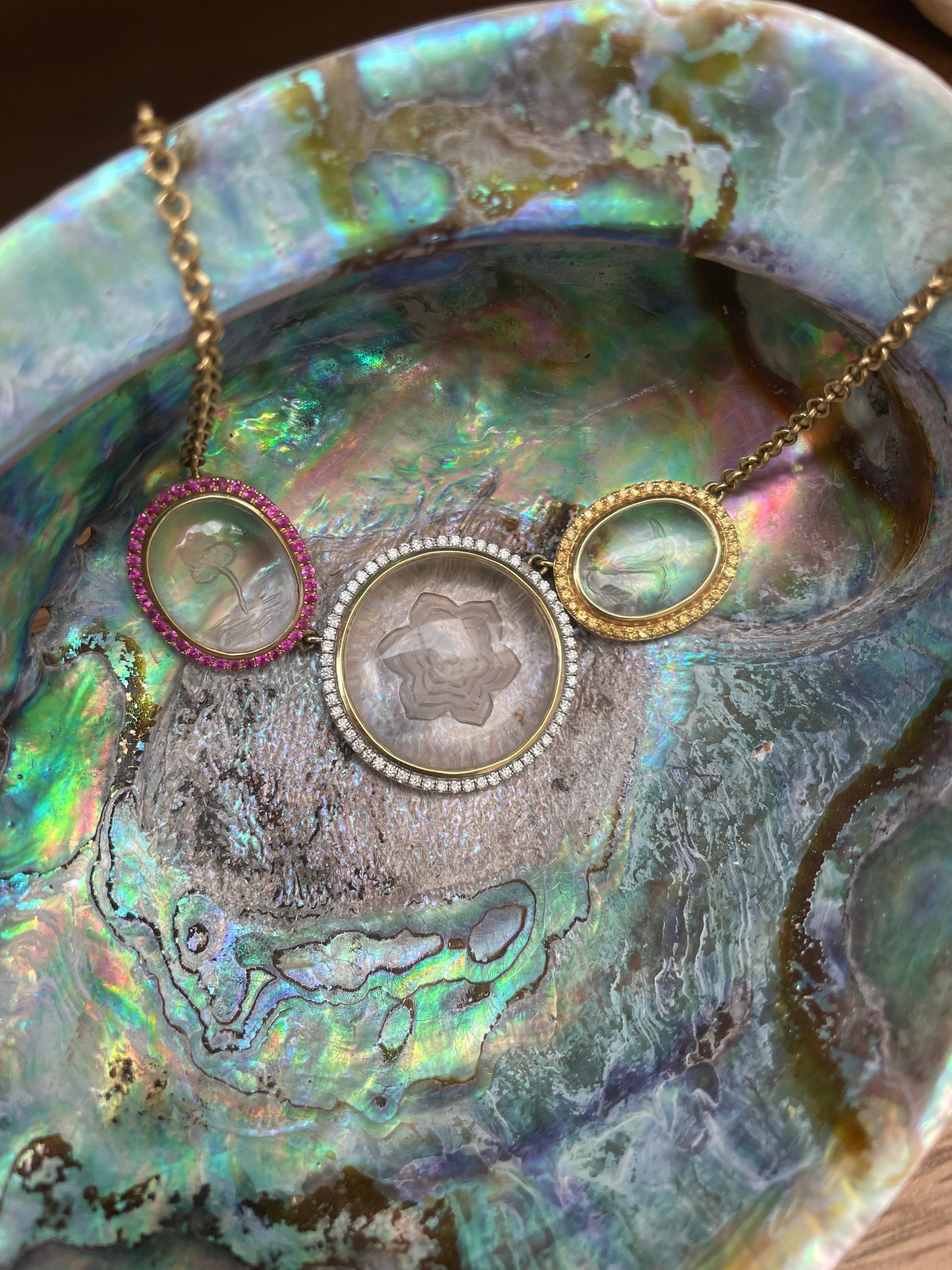 Contemporaneo Collana con triplo cristallo intagliato, diamanti e zaffiri in oro giallo 18 carati in vendita