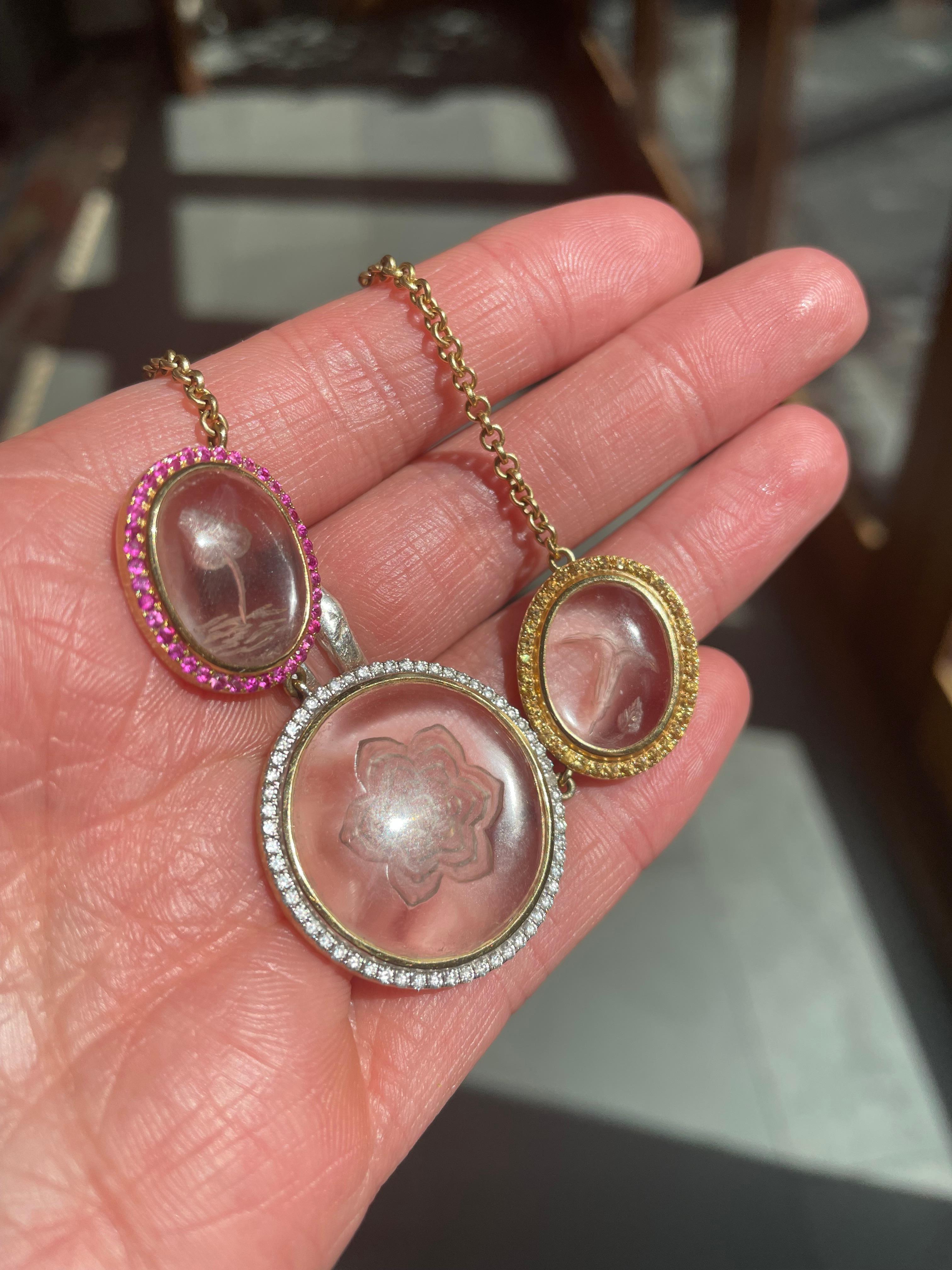 Collana con triplo cristallo intagliato, diamanti e zaffiri in oro giallo 18 carati In condizioni Nuovo in vendita a London, GB