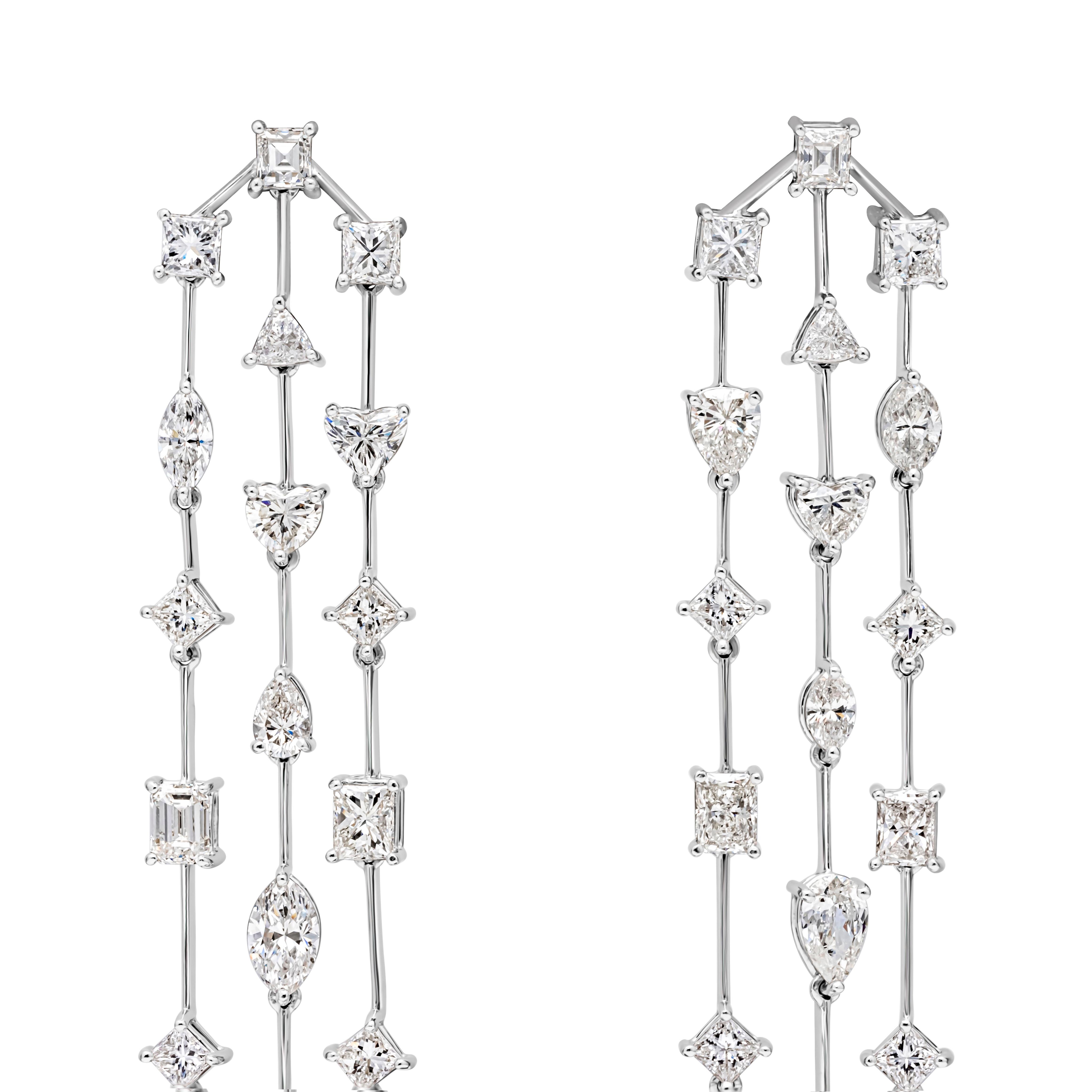 Cette boucle d'oreille chandelier étonnante et à la mode présente 3 colonnes serties de différents diamants de taille fantaisie. Le poids total des diamants est de 9,15 carats. Les diamants sont de couleur F-G et de pureté VS-SI1. Fabriqué en or