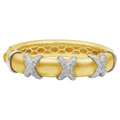 Pulsera Gruesa de Diamantes Triple Cruz en Oro Blanco y Oro Amarillo