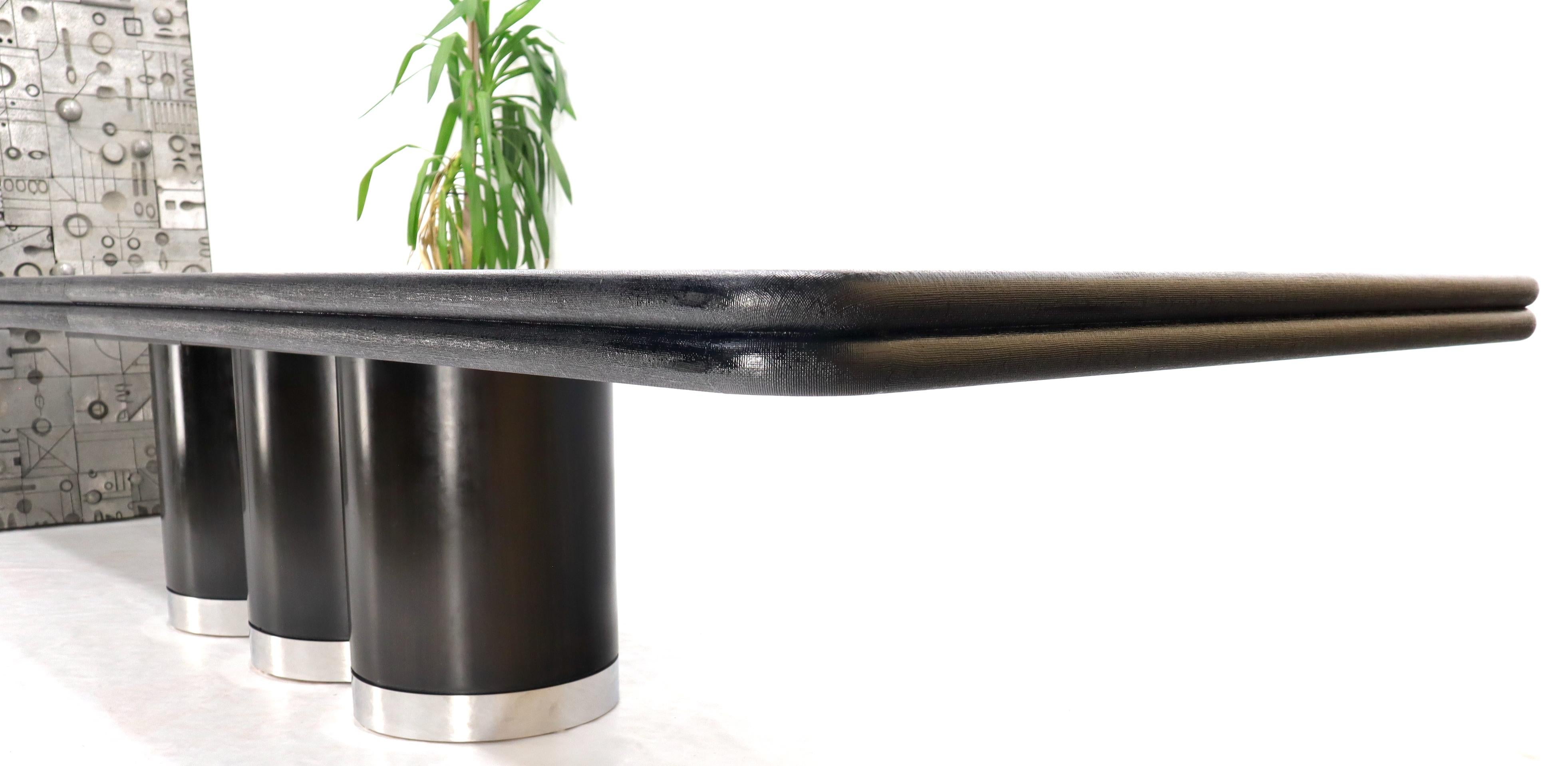 Table de salle à manger extra longue à triple base cylindrique laquée et enveloppée de tissu en vente 7