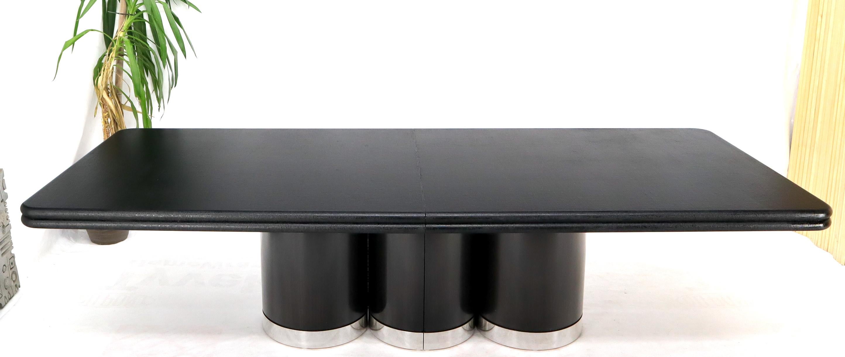 Extra long entièrement étendu mesure 13' de long laque noire tissu enveloppé table de conférence à manger attribué à Karl Springer. Livré avec 2 planches d'extension de 20