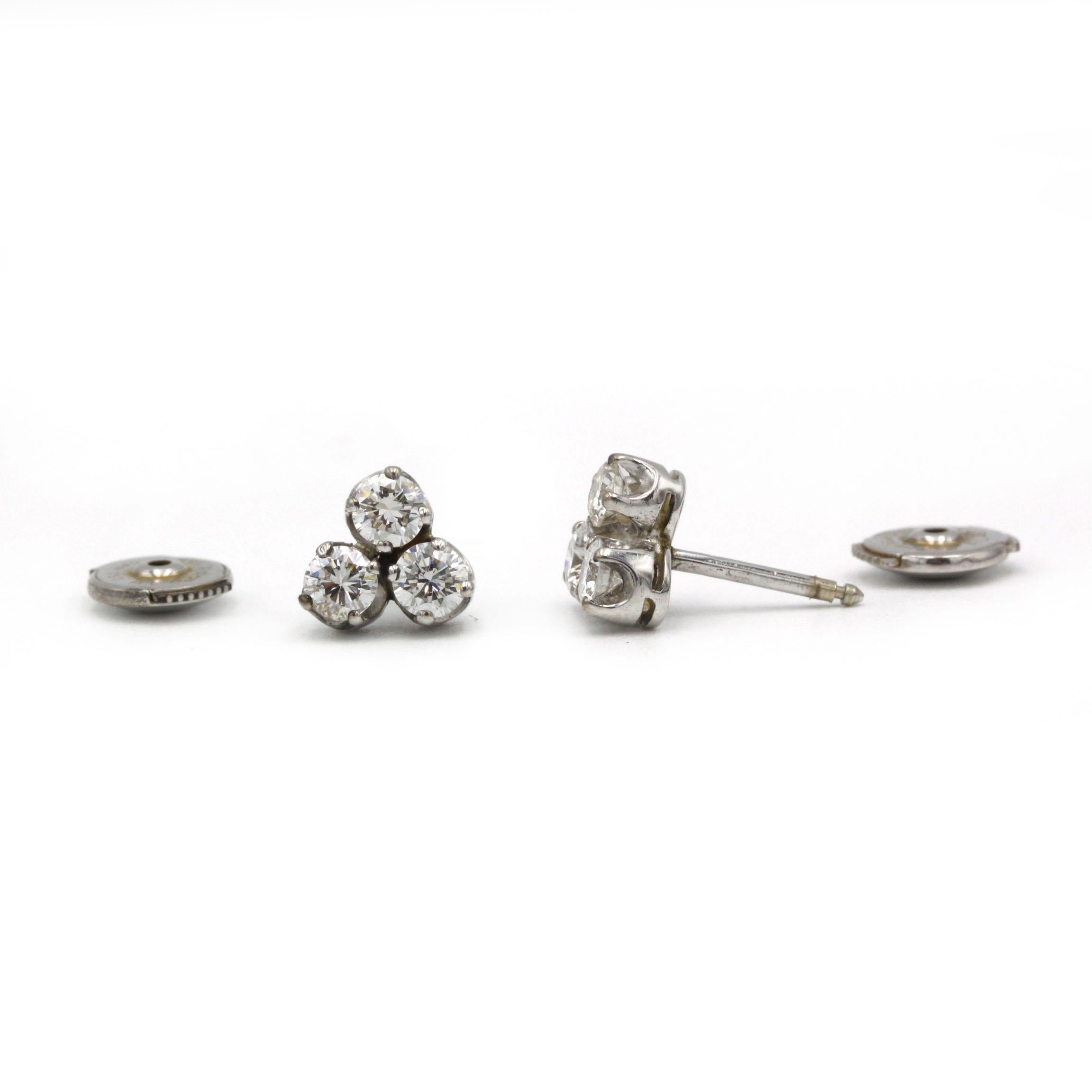 Art déco Clous d'oreilles à triple diamant en or blanc 18 carats (≈0.90 ct/ea) en vente