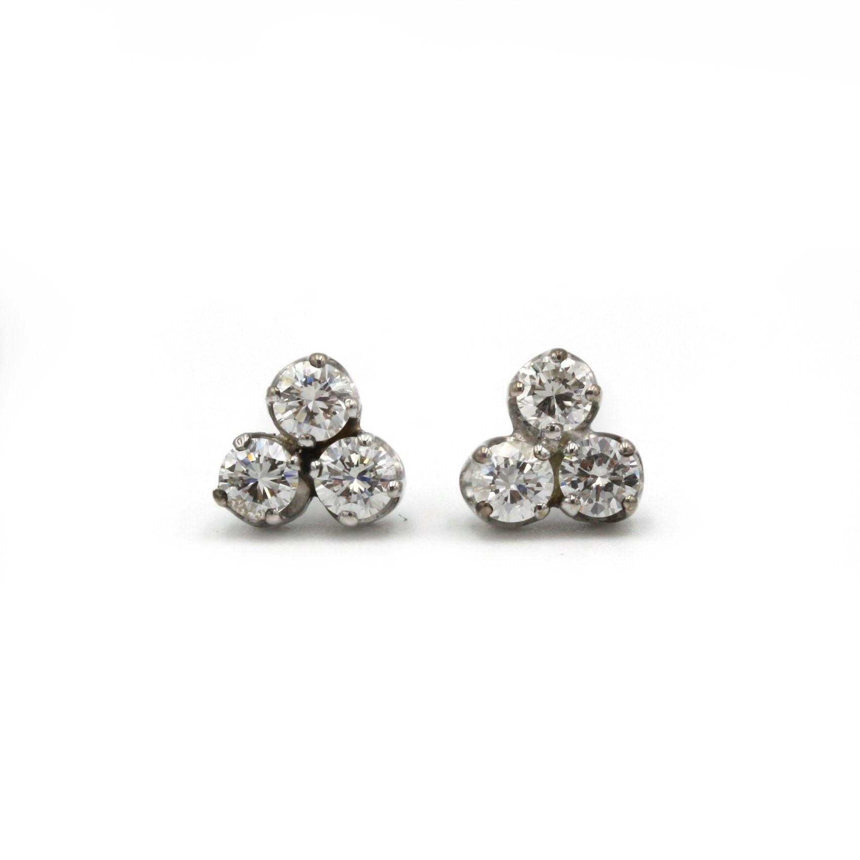 Taille ronde Clous d'oreilles à triple diamant en or blanc 18 carats (≈0.90 ct/ea) en vente