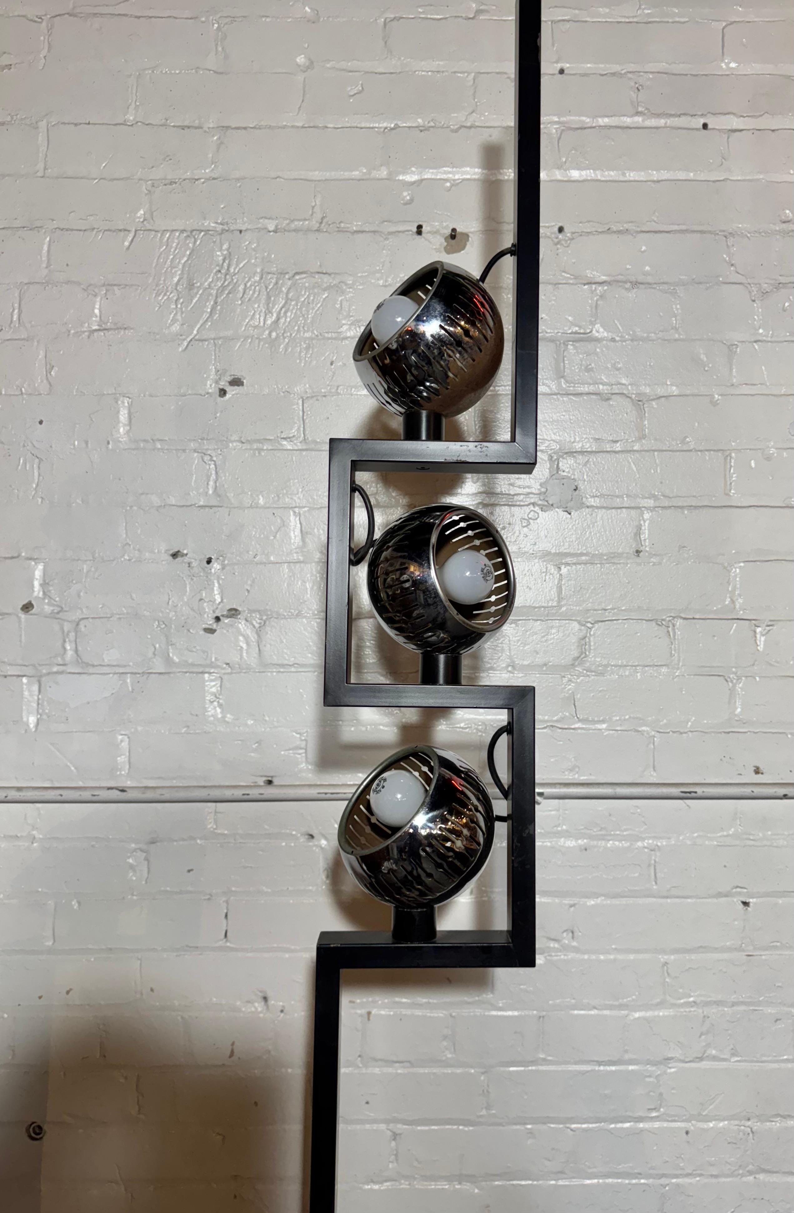 Triple Eyeball Stehleuchte von Angelo Lelli für Arredoluce, 1960er Jahre / Marmorsockel... 3 verstellbare magnetische Chromkugeln,, Klassisches Modernistisches Design.. 3 SEPERATE ON/OFF SWITCHES AFFIXED TO STEEL /METAL STANDARD..Top verchromt