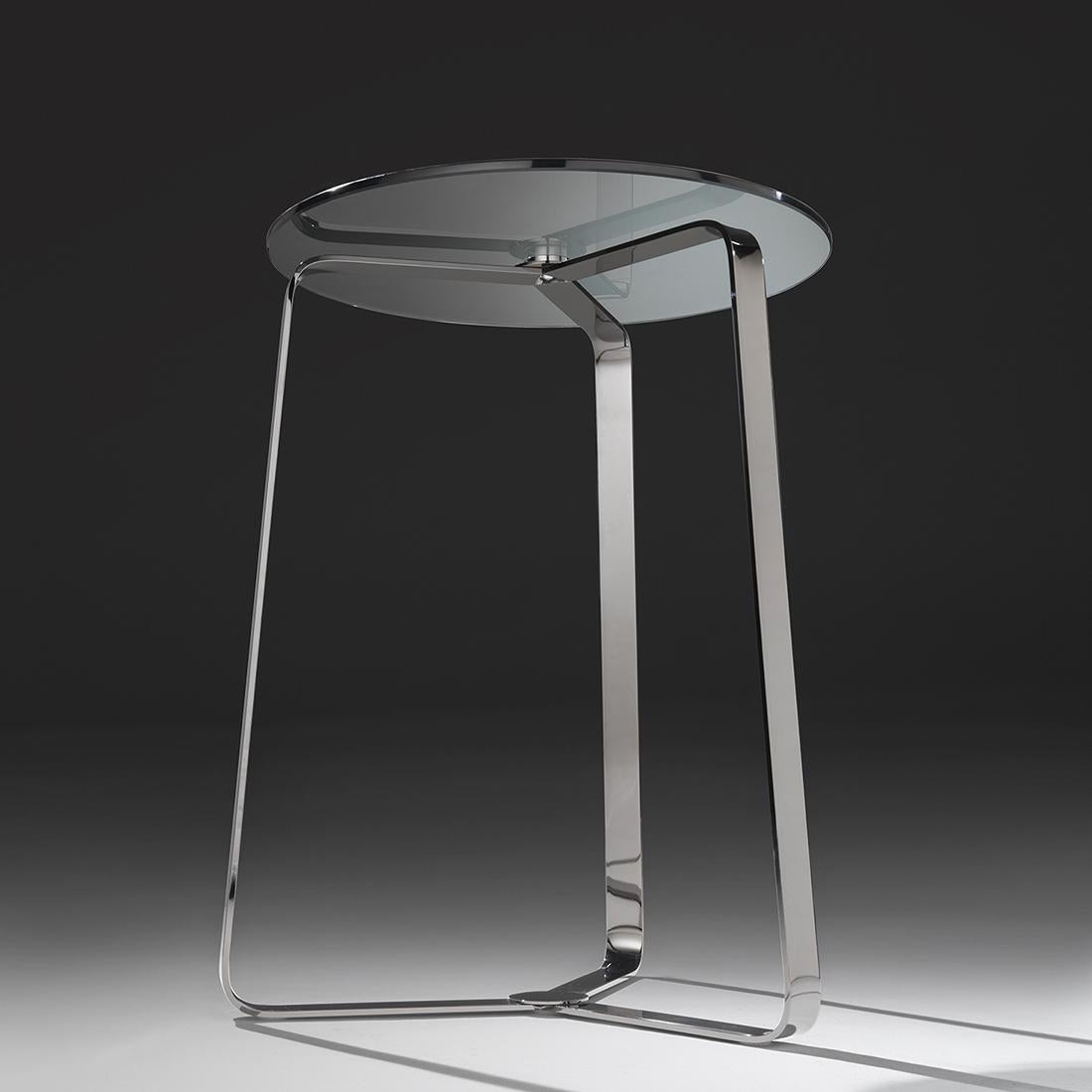 Side table triple feet with structure in polished
chrome steel. With grey tempered tinted glass top,
Measures 8mm thickness.
Also available with bronzed tinted glass top.