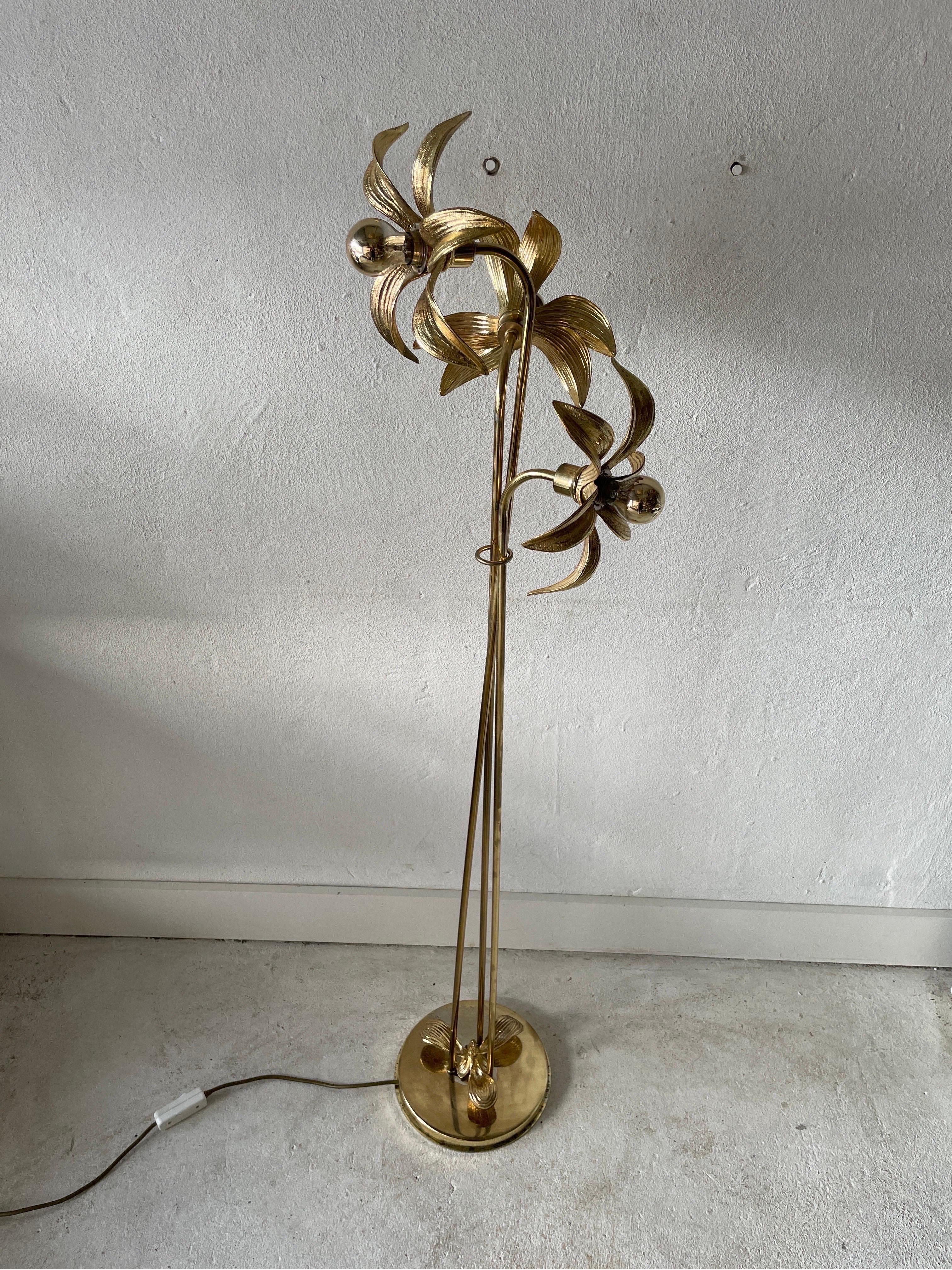 Triple flower shade full brass floor lamp by Willy Daro for Massive, 1970s, Germany

Lamp is in very good vintage condition.

This lamp works with 3x E14 light bulbs 
Wired and suitable to use with 220V and 110V for all