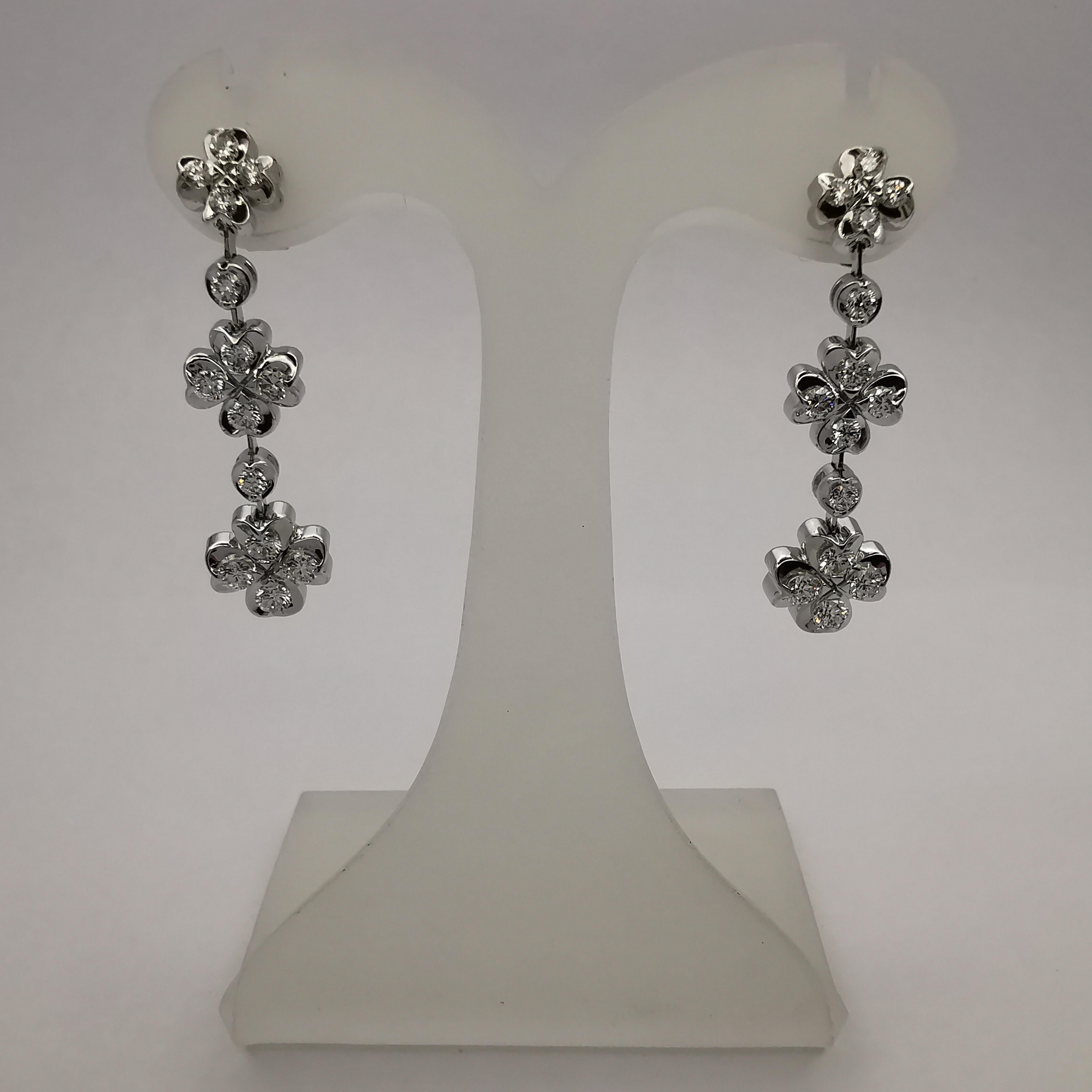 These stunning dangle earrings are the perfect choice for everyday wear. The triple four-leaf clover design is set with 1 carat of 28 diamonds, adding a touch of sparkle and shine to your everyday outfits. The earrings are made of 18K white gold and