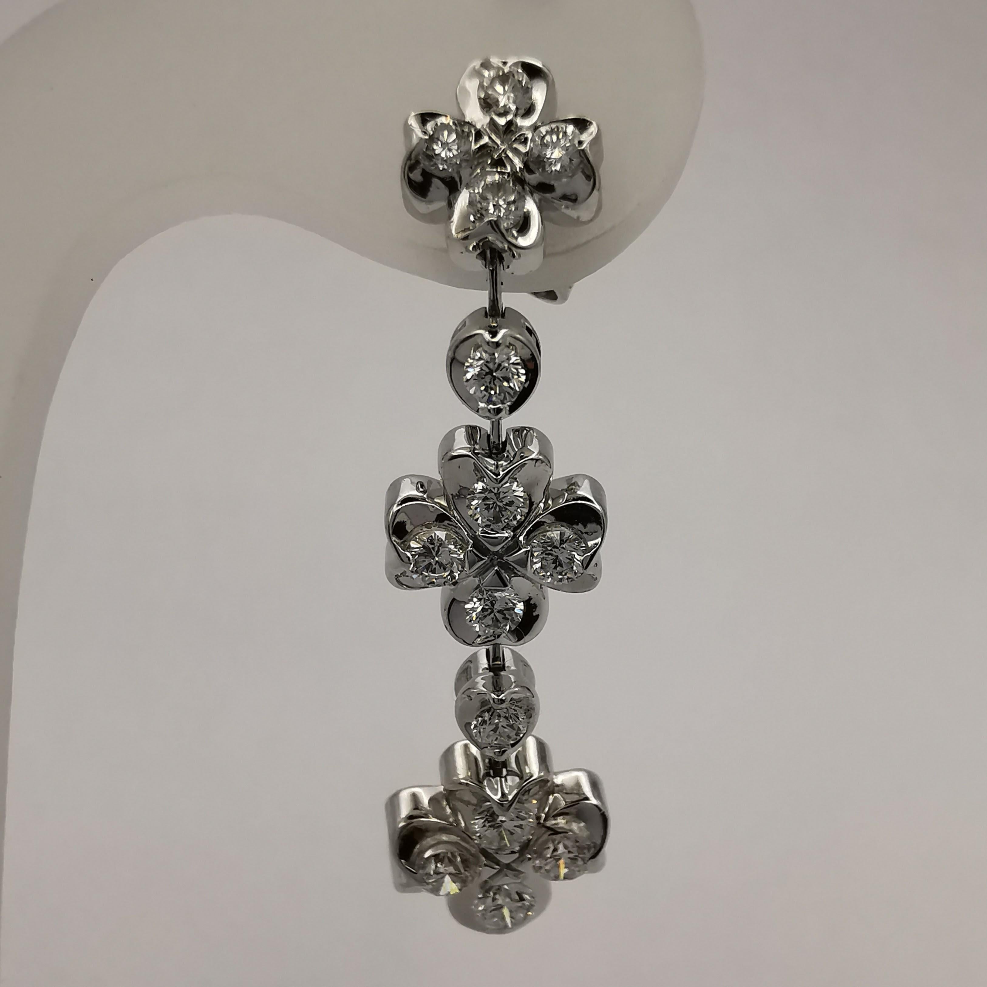 Triple Four-Leaf Clover 1 Carat Diamond Dangling Earrings in 18K White Gold In New Condition For Sale In Wan Chai District, HK