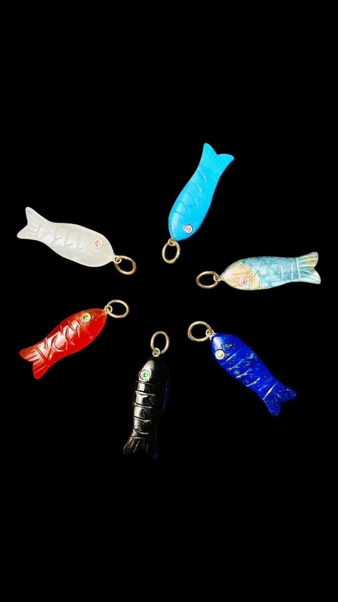Colgante Triple Gema Pez

Lapislázuli, Diamante, Esmeralda, Oro 14k

Pez de lapislázuli tallado, de poco más de 2,5 cm de longitud, con ojos de gema de doble cara: un lado es un diamante de 2 mm y el otro es una esmeralda de 2 mm, ambos biselados en