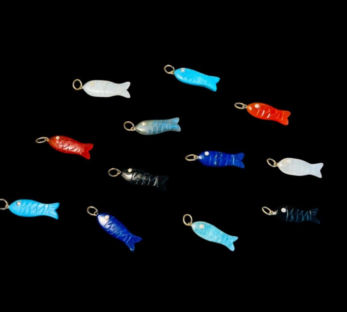 Colgante Triple Gema Pez, Lapislázuli, Diamante, Esmeralda y Oro 14k en Nuevo estado para la venta en New York, NY