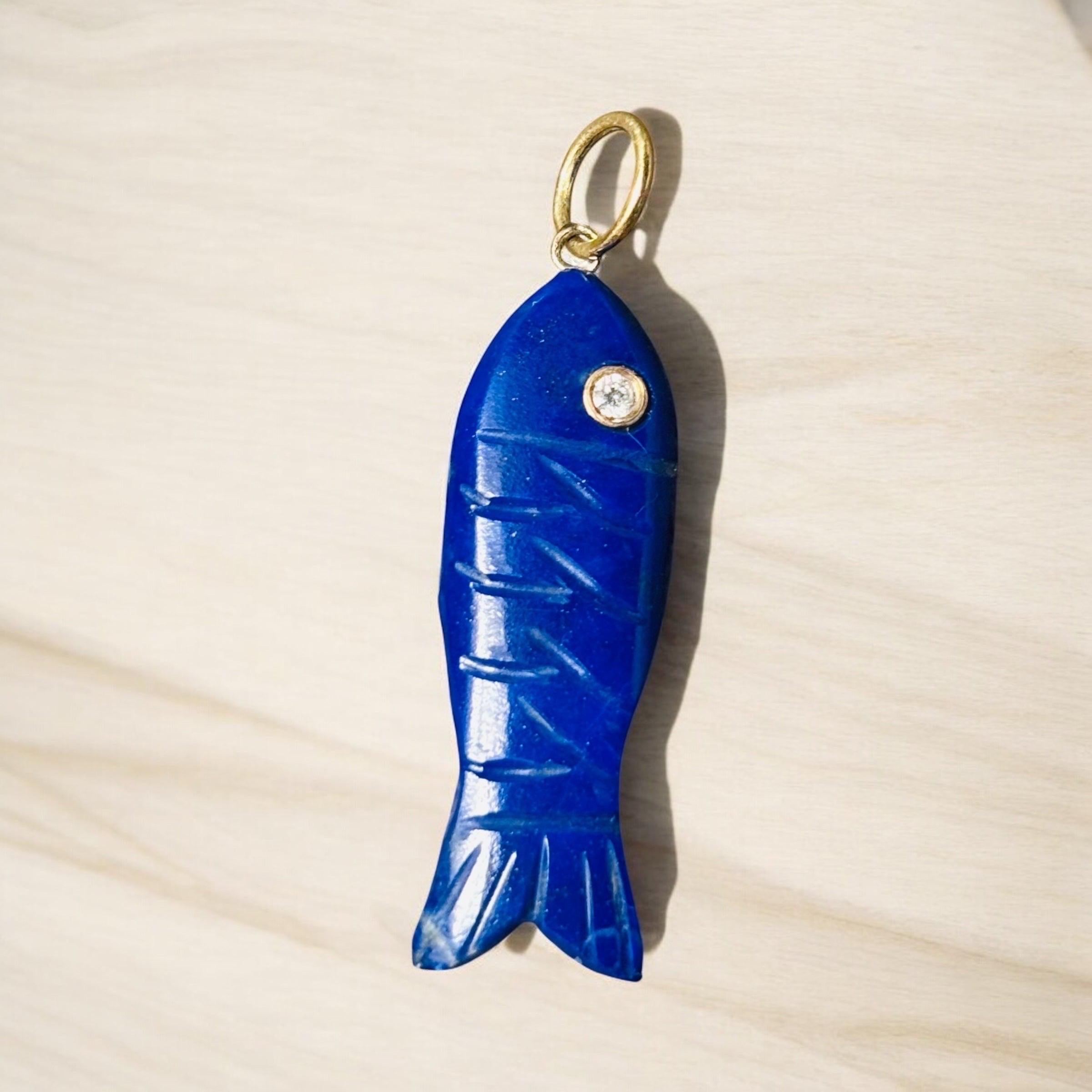 Femenino o masculino Colgante Triple Gema Pez, Lapislázuli, Diamante, Esmeralda y Oro 14k en venta