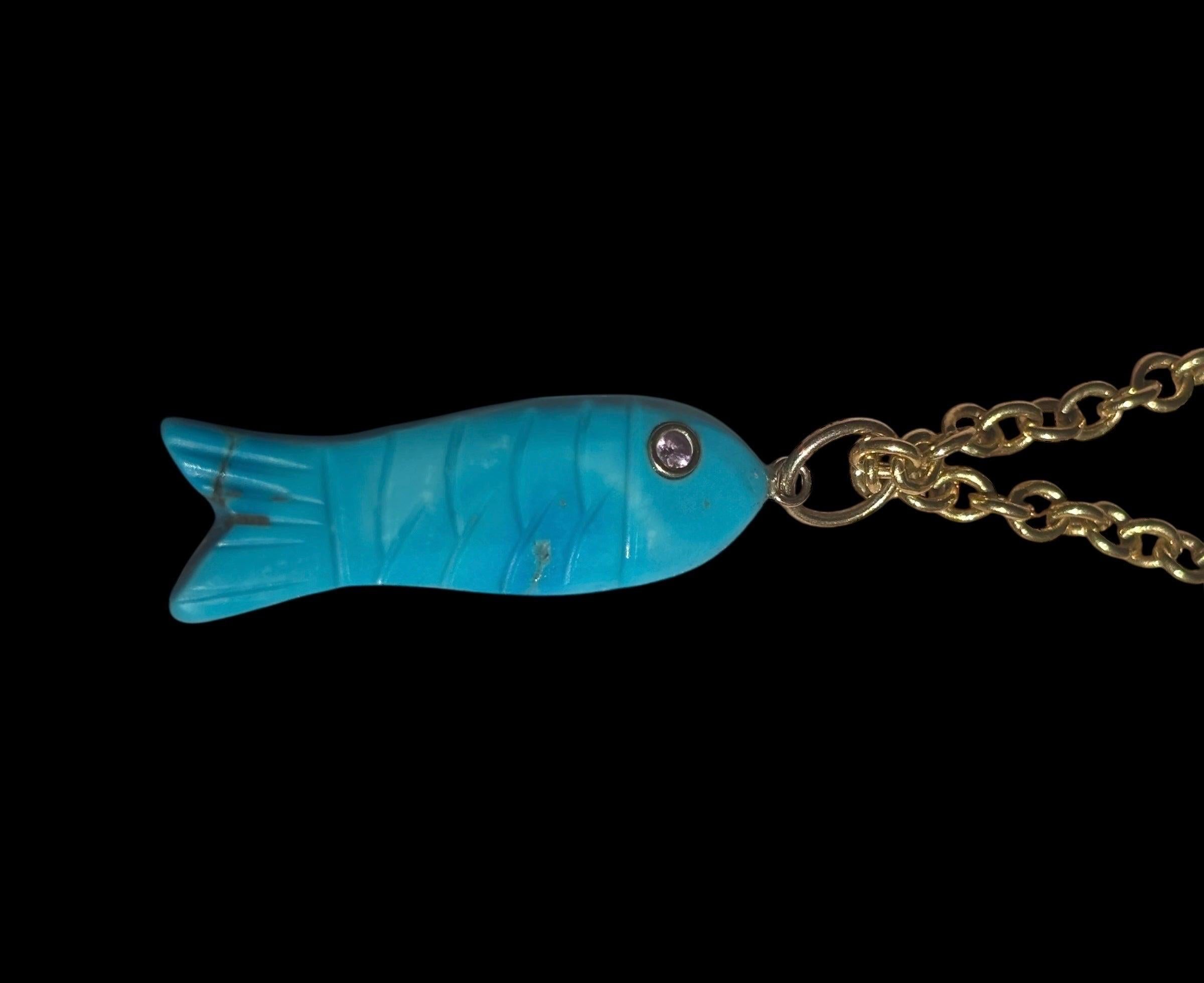 Ciondolo a forma di pesce con tre gemme, turchese, diamante, zaffiro rosa e oro 14k in vendita 5