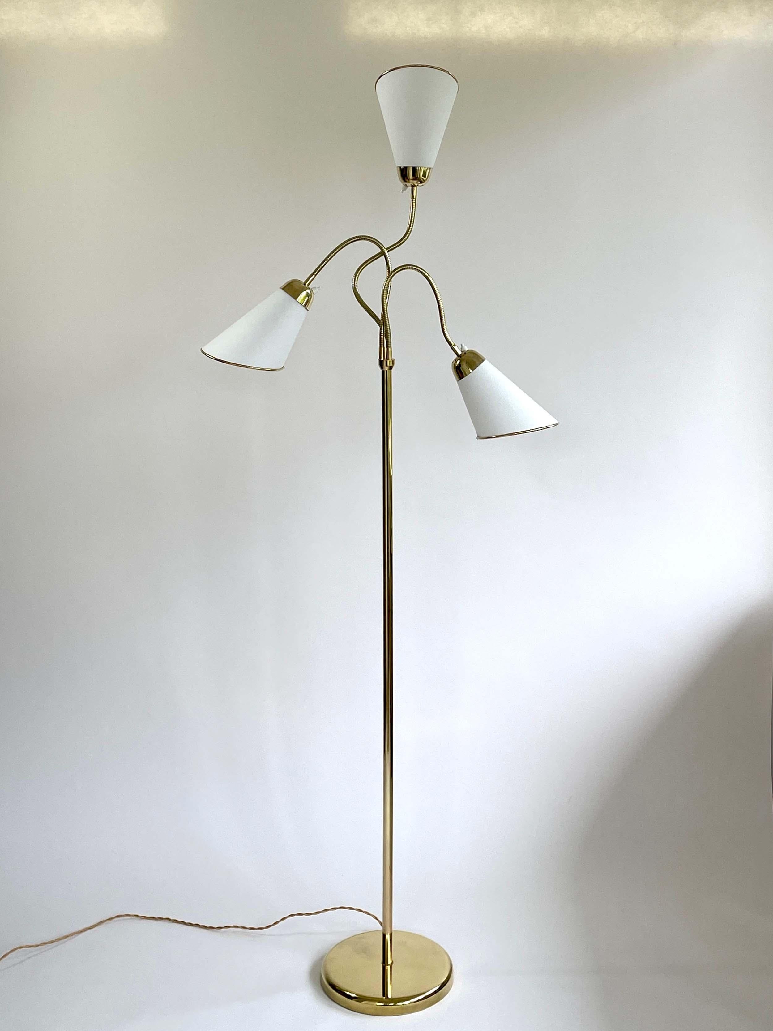 Triple Gooseneck Brass & Off White Fabric Floor Lamp, Sweden 1950s In Good Condition For Sale In NUEMBRECHT, NRW