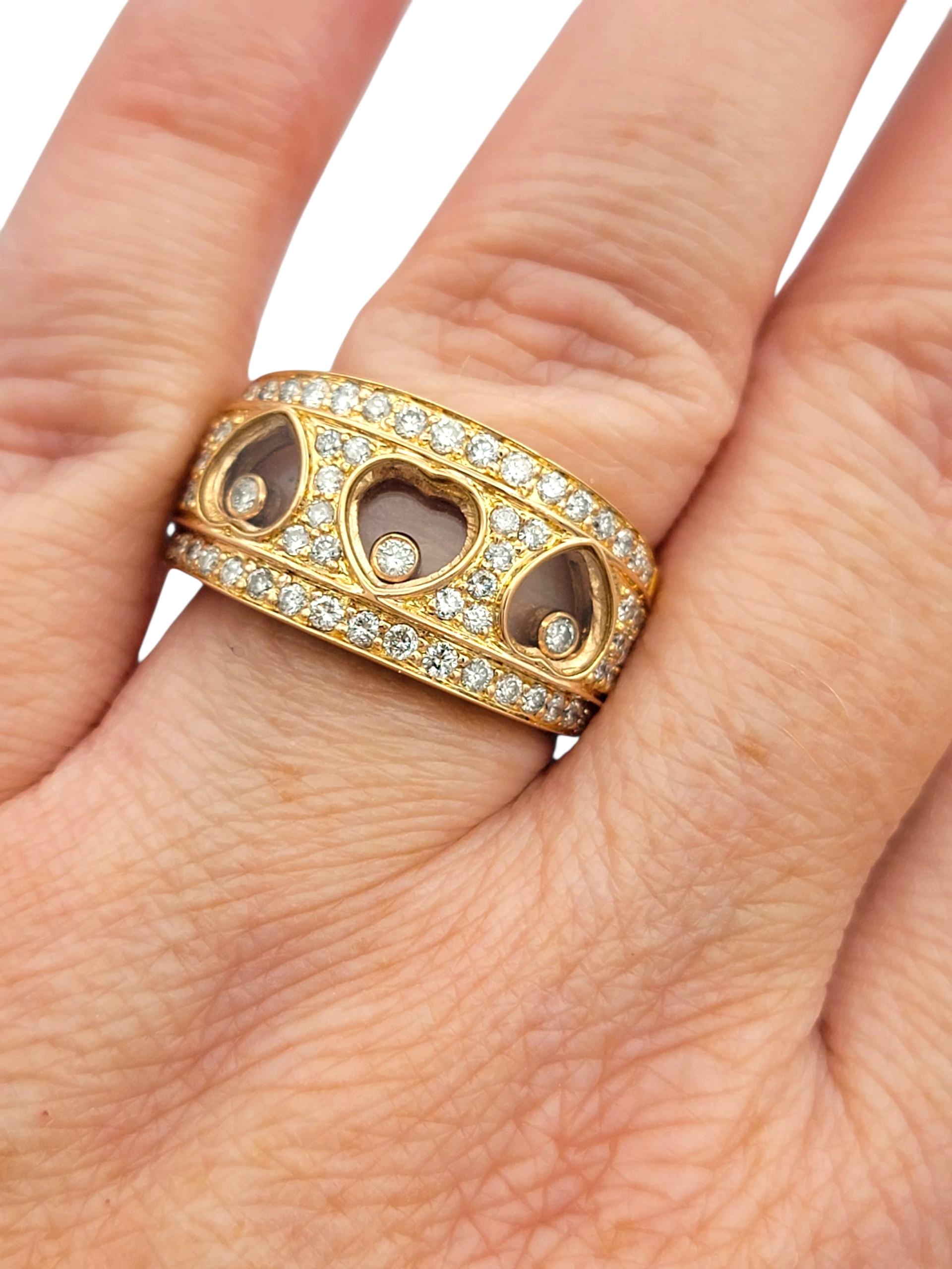 Anello a fascia con diamante fluttuante e triplo cuore in oro rosa lucido 18 carati in vendita 4