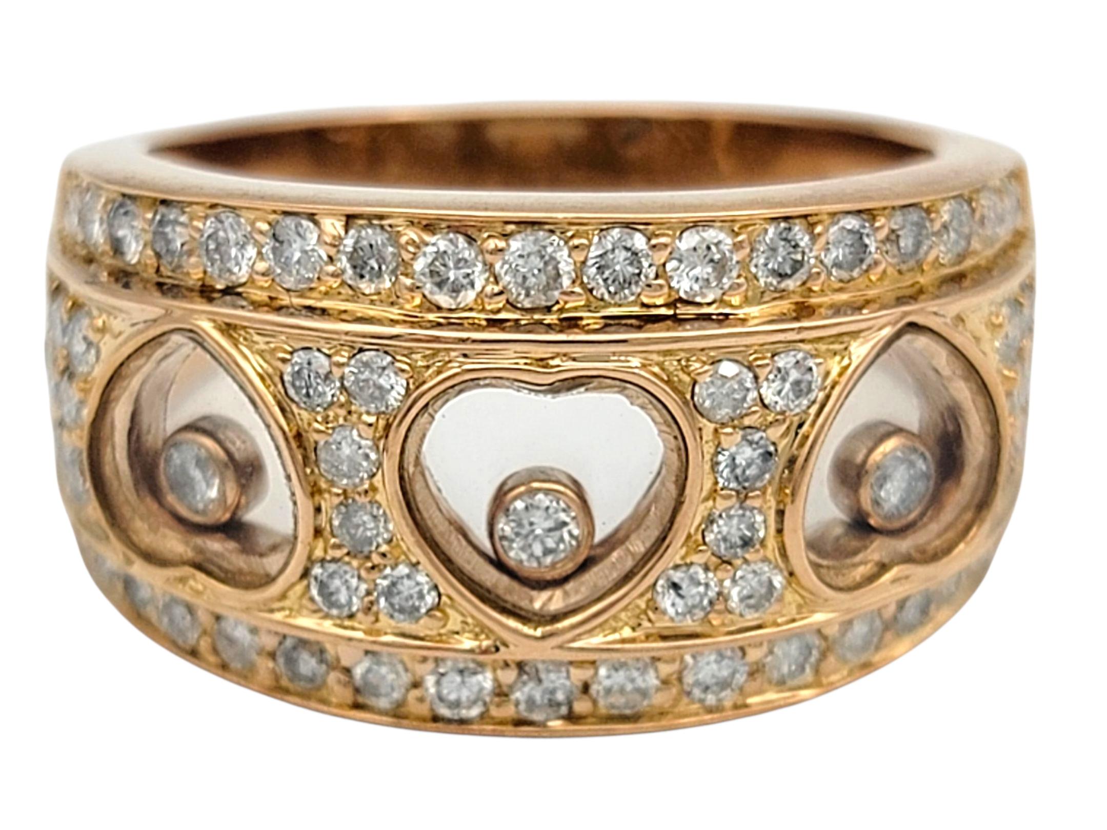 Questo sorprendente anello a fascia è realizzato in caldo oro rosa 18 carati e presenta un intricato motivo di cuori aperti arricchiti da diamanti scintillanti. I diamanti rotondi taglio brillante sono incastonati in tutta la fascia, aggiungendo