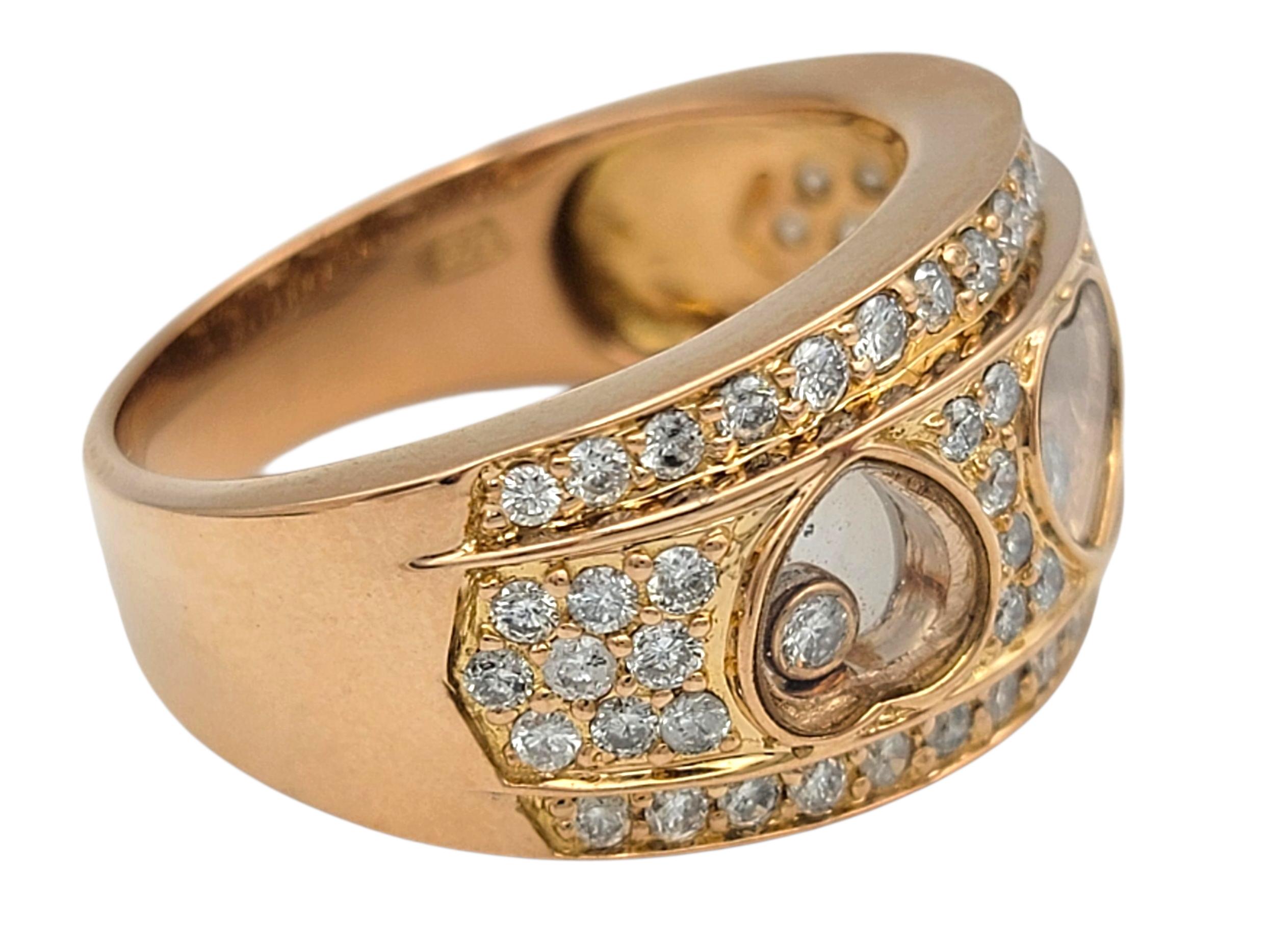 Contemporaneo Anello a fascia con diamante fluttuante e triplo cuore in oro rosa lucido 18 carati in vendita